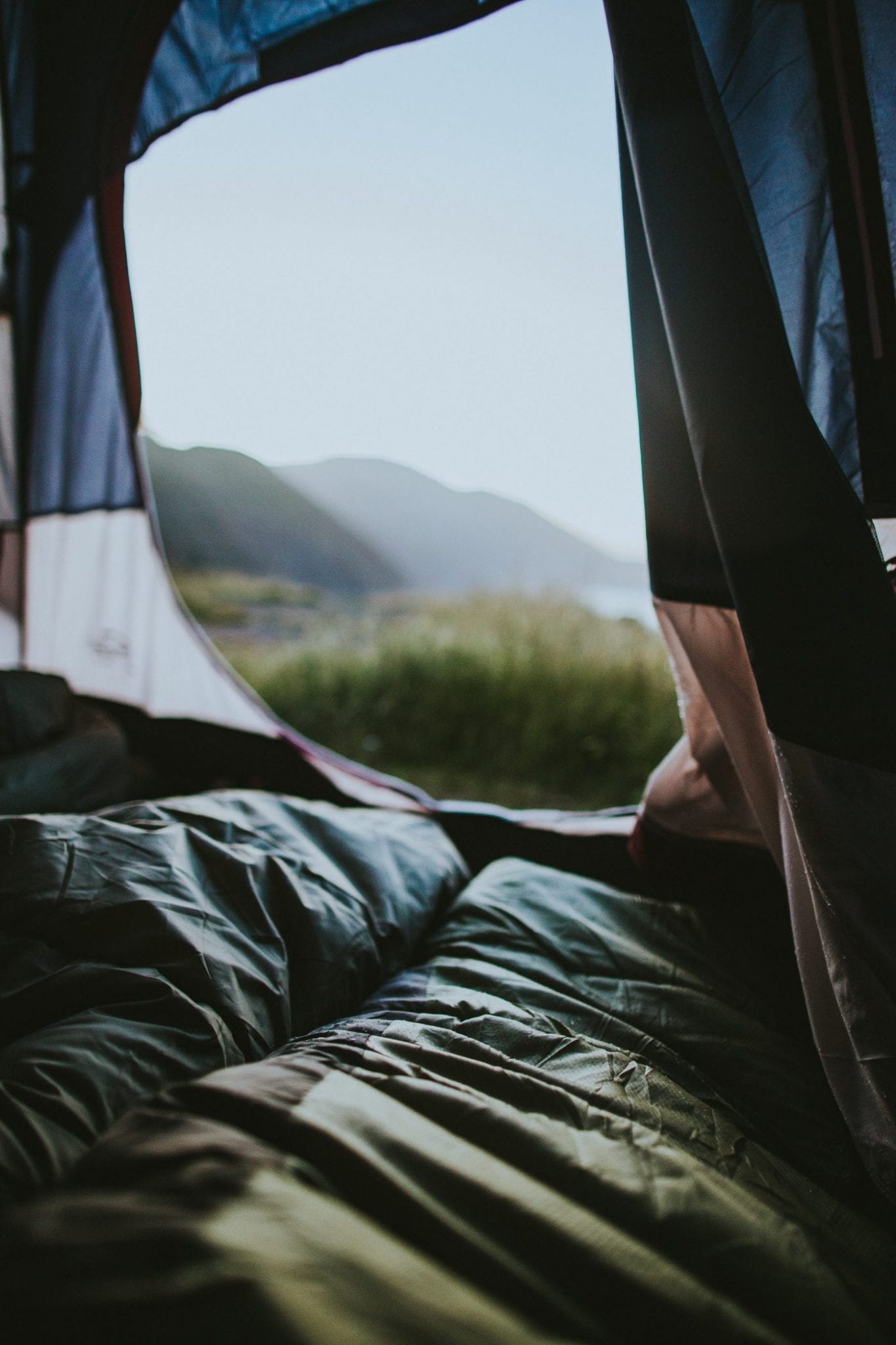 Warm in de slaapzak met uitzicht tijdens het kamperen