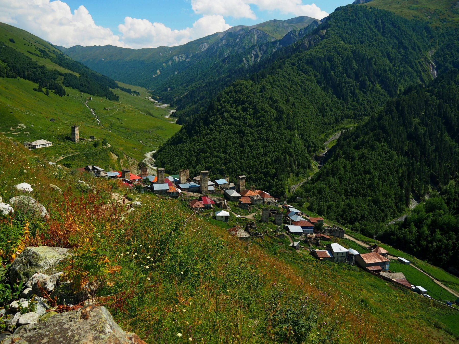 Bezoek de traditionele Svan dorpen als je gaat wandelen in Georgië