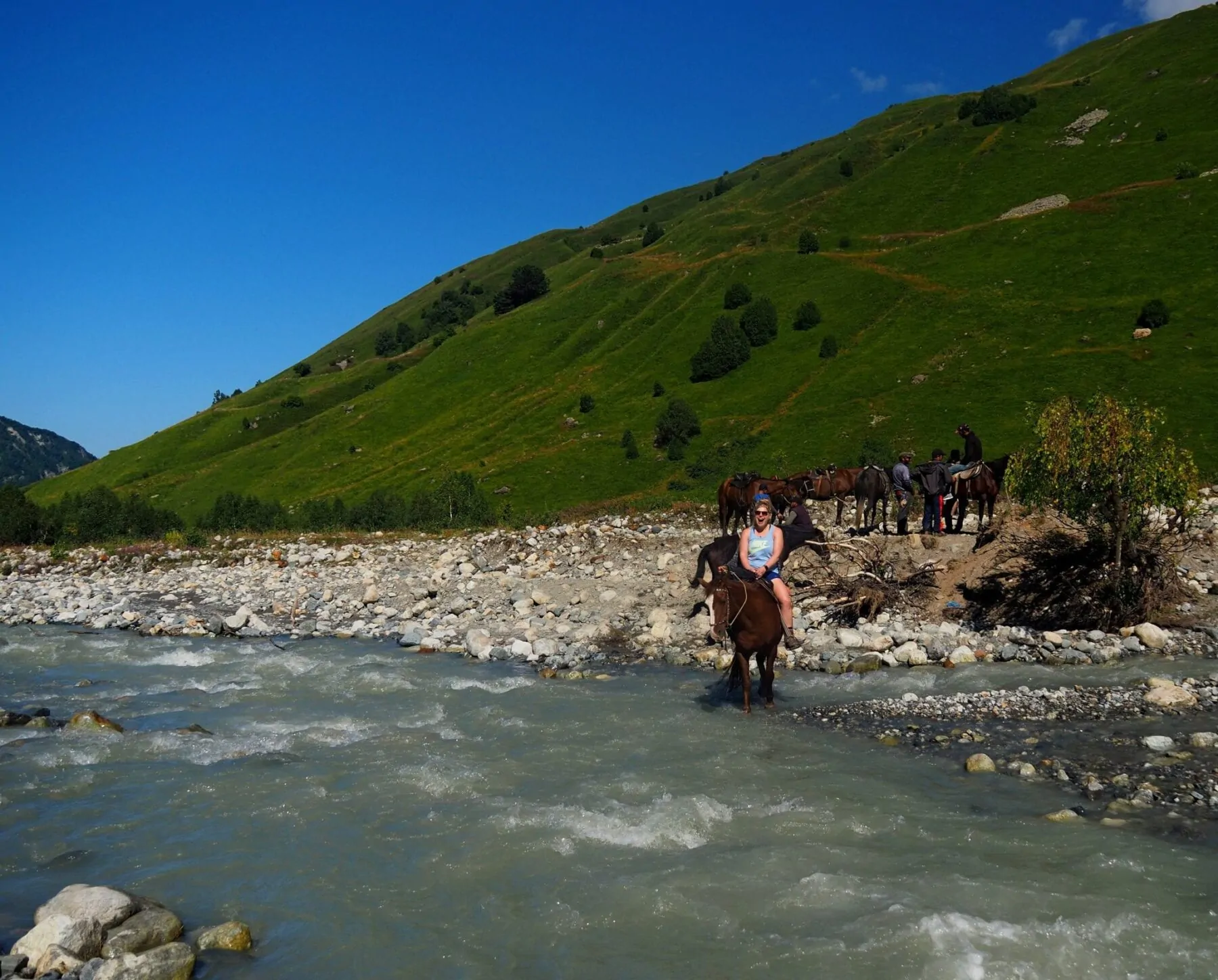 wandelen in Georgië - per paard de rivier oversteken