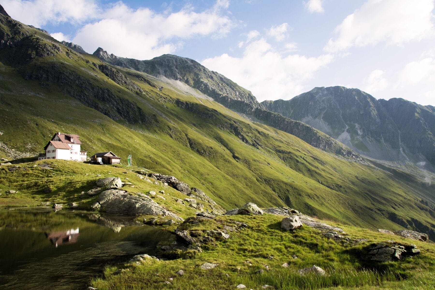 Smaragdgroene bergen met herberg in Stubai