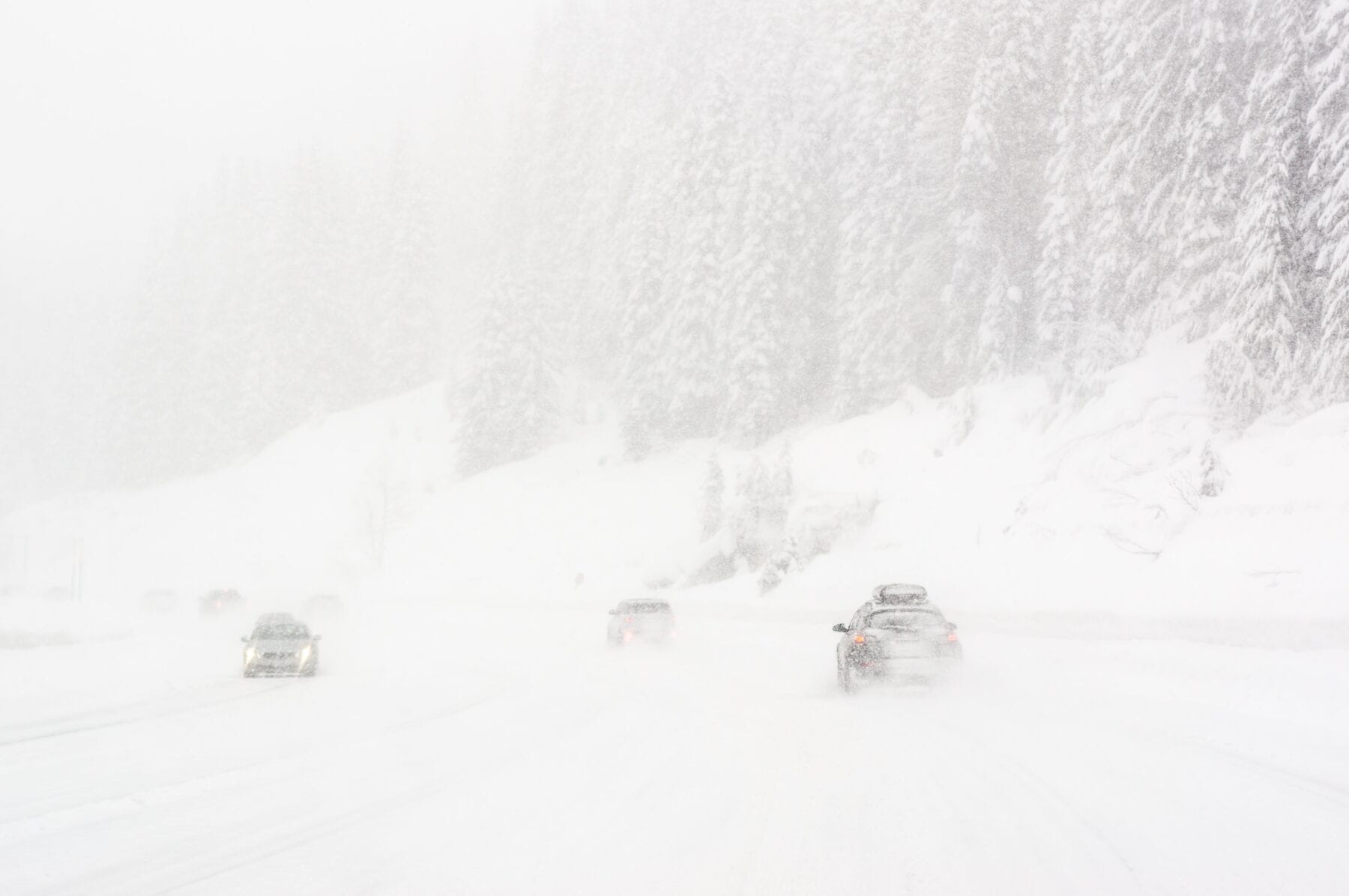 Met de auto op wintersport sneeuw op de weg