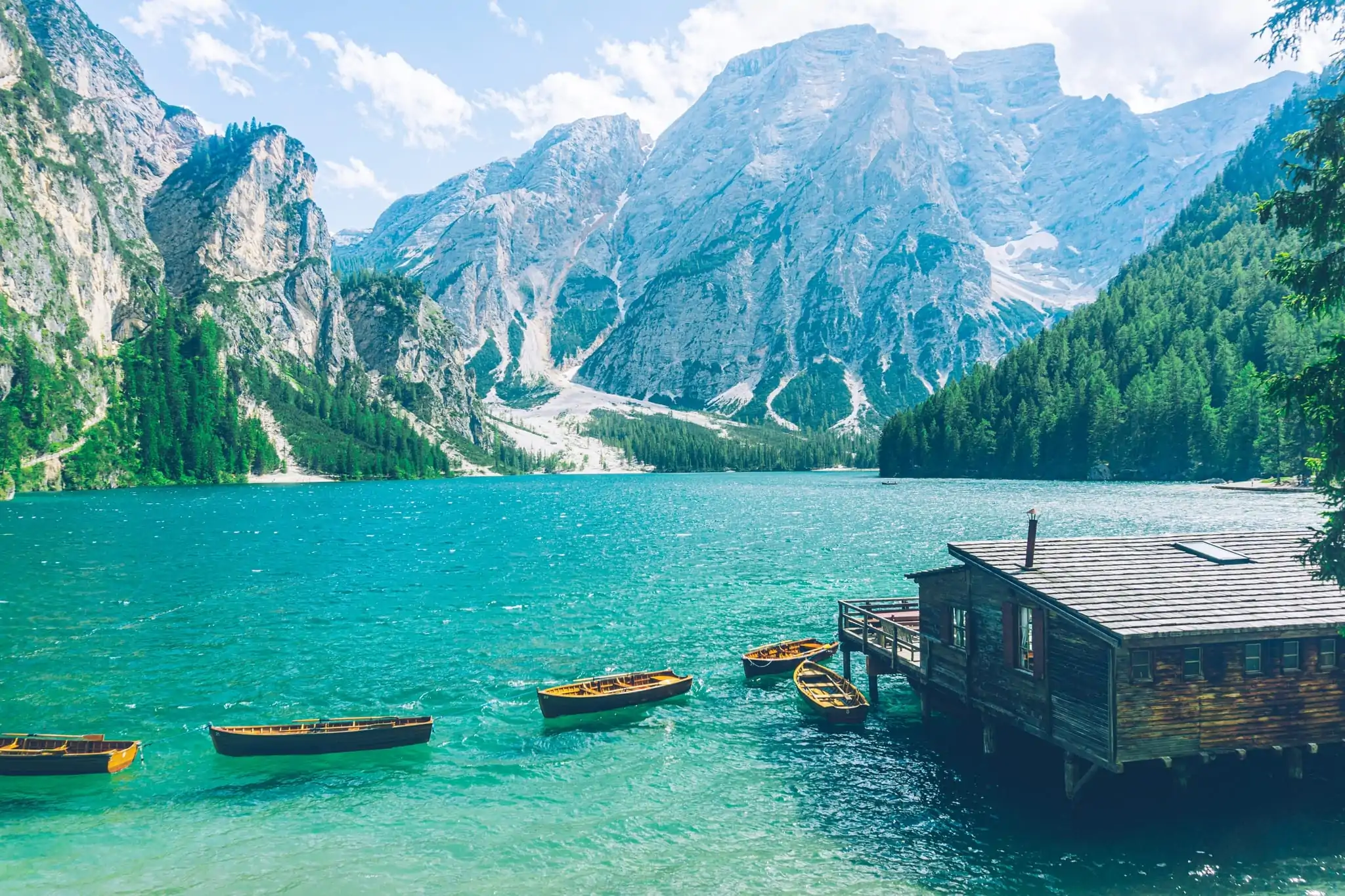 Meren Zuid Tirol Pragser Wildsee Lago di Braies - deze plek passeer je onder andere tijdens de Dolomiti Trail