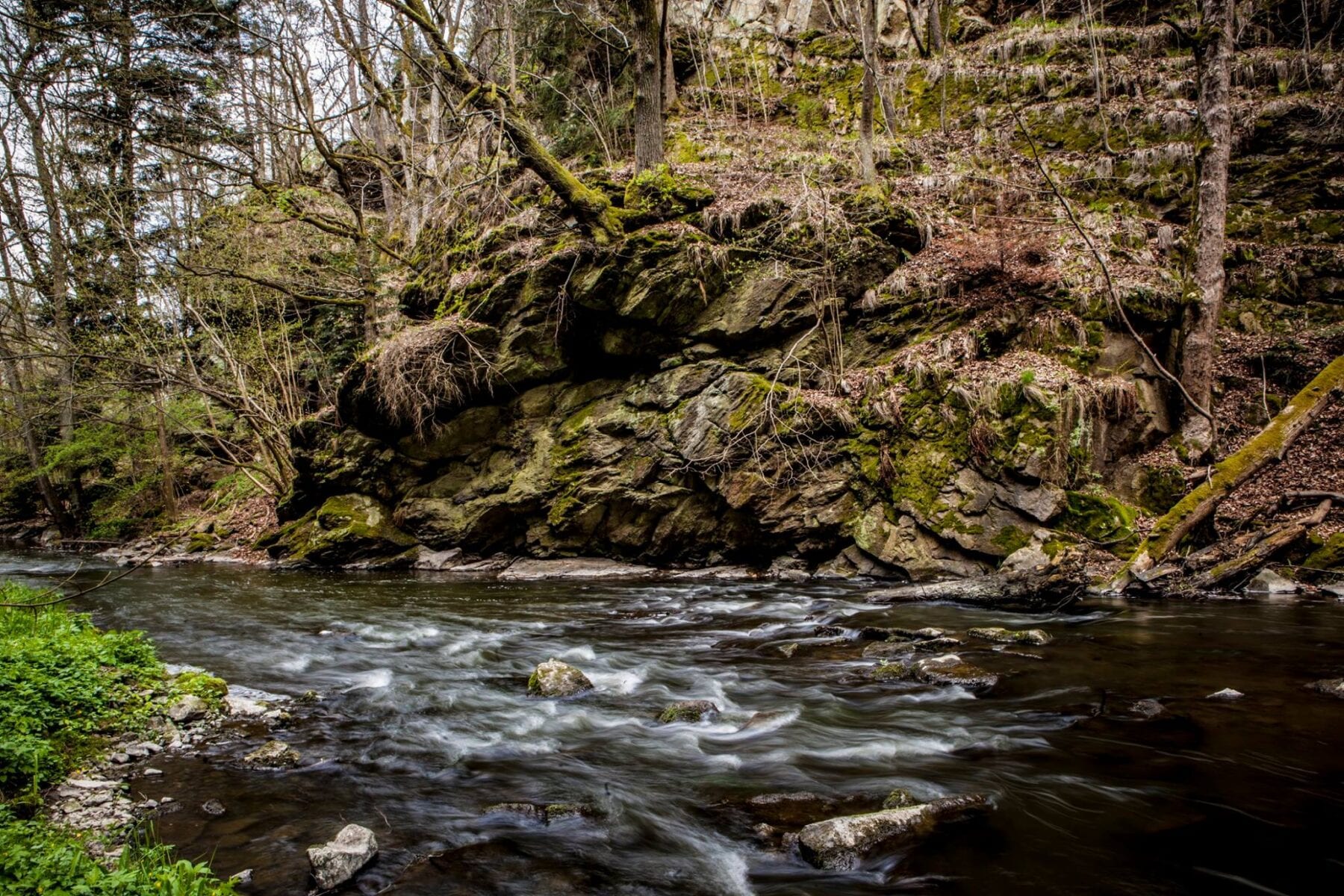 herfstwandelingen in Tsjechië rivier