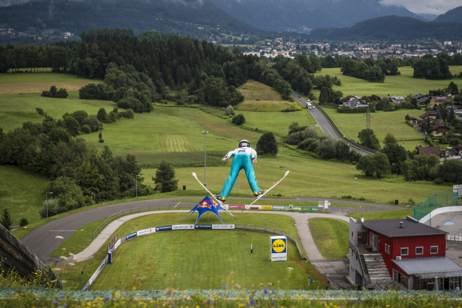 Extreme sporten skischansspringen in de zomer