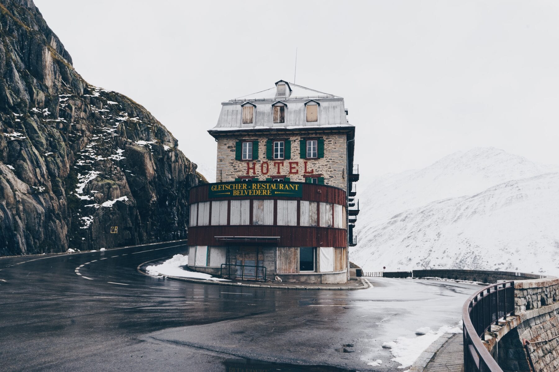 Hotel aan een bergpas in de Alpen