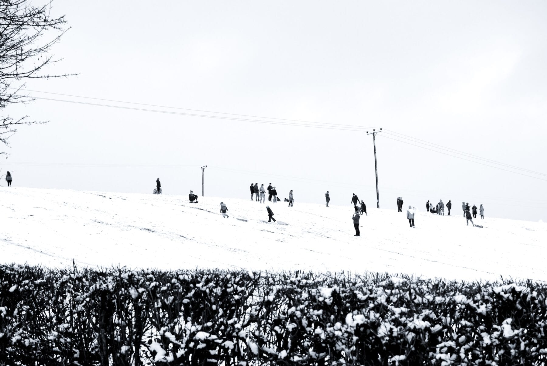 Sleeën van een berg sneeuw