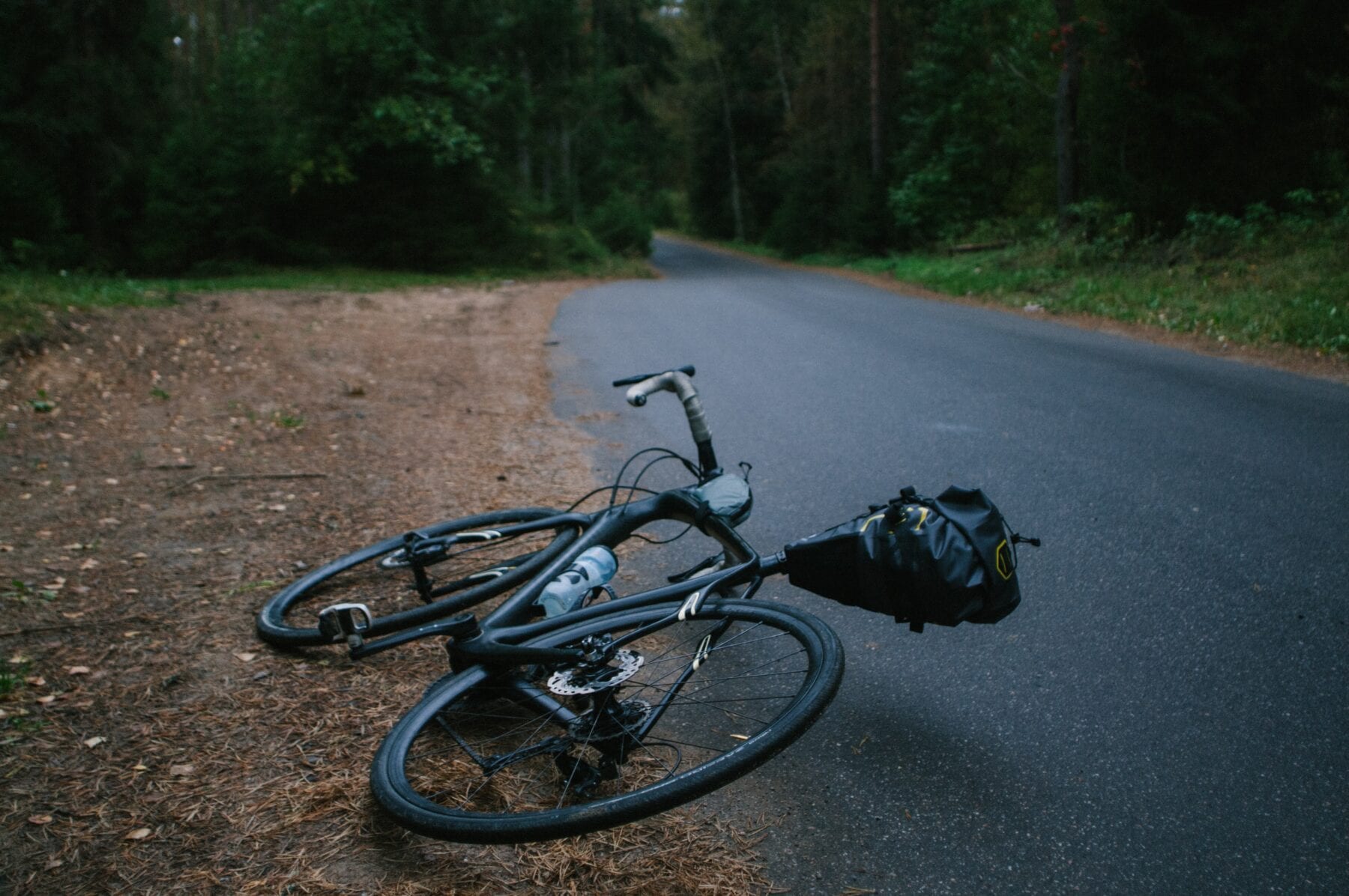 Zwarte gravelbike neer gelegd