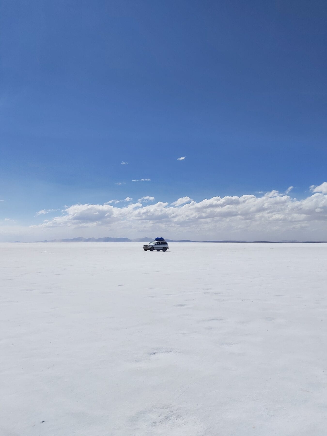 Auto op de zoutvlakte in Bolivia