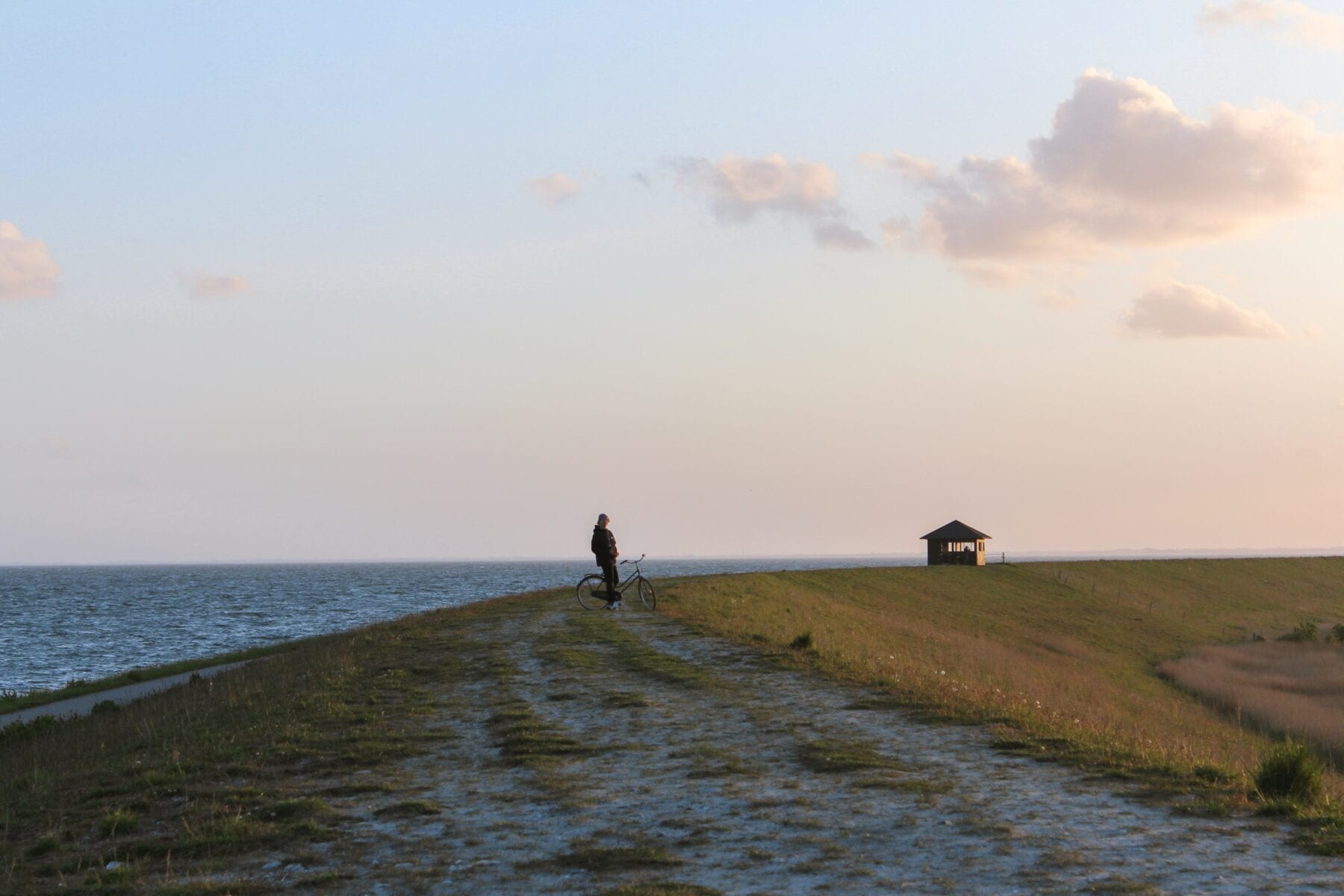 Mooi uitzicht over de zee en heuvels van Denemarken