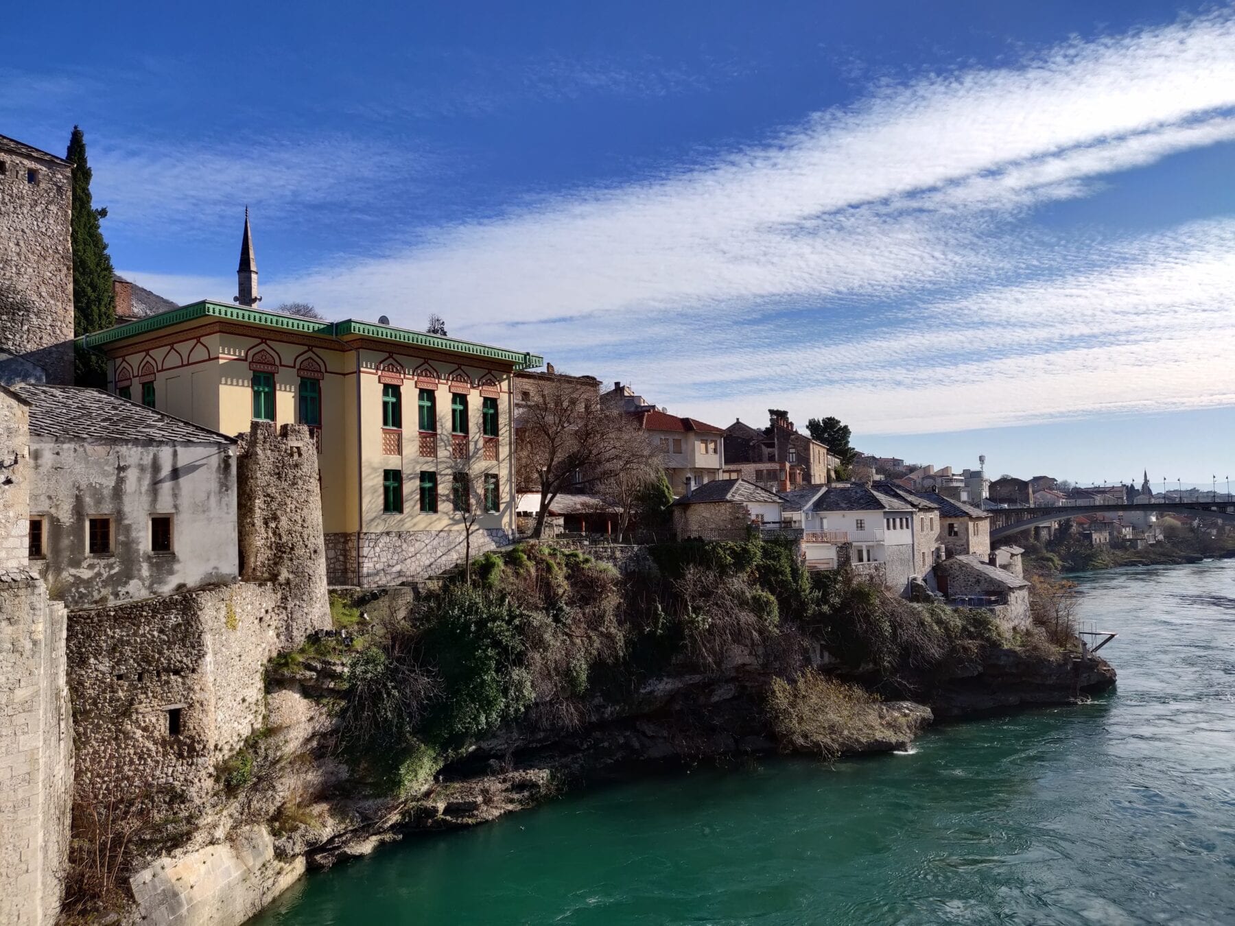 Huizen aan een cliff in Bosnië en Herzegovina