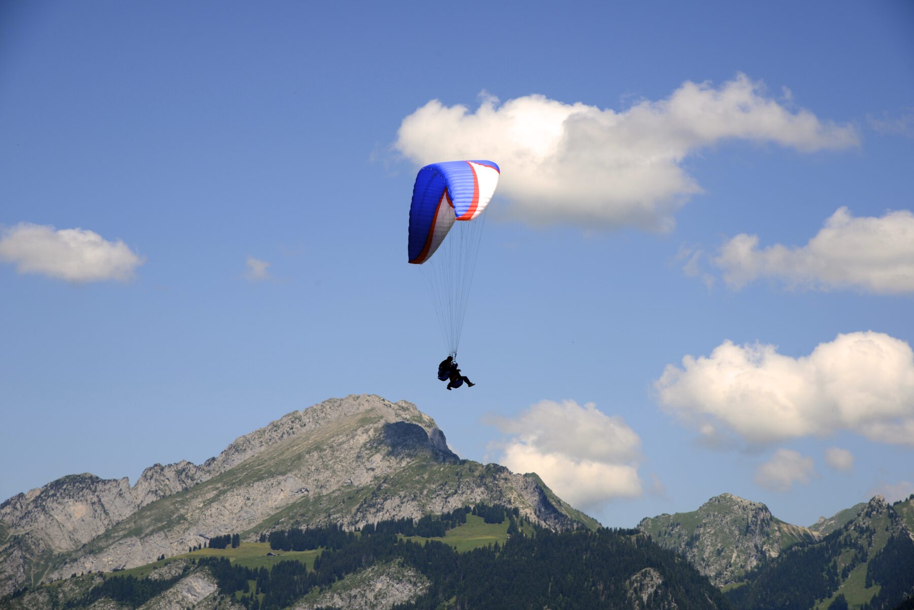 Châtel in de zomer paragliden