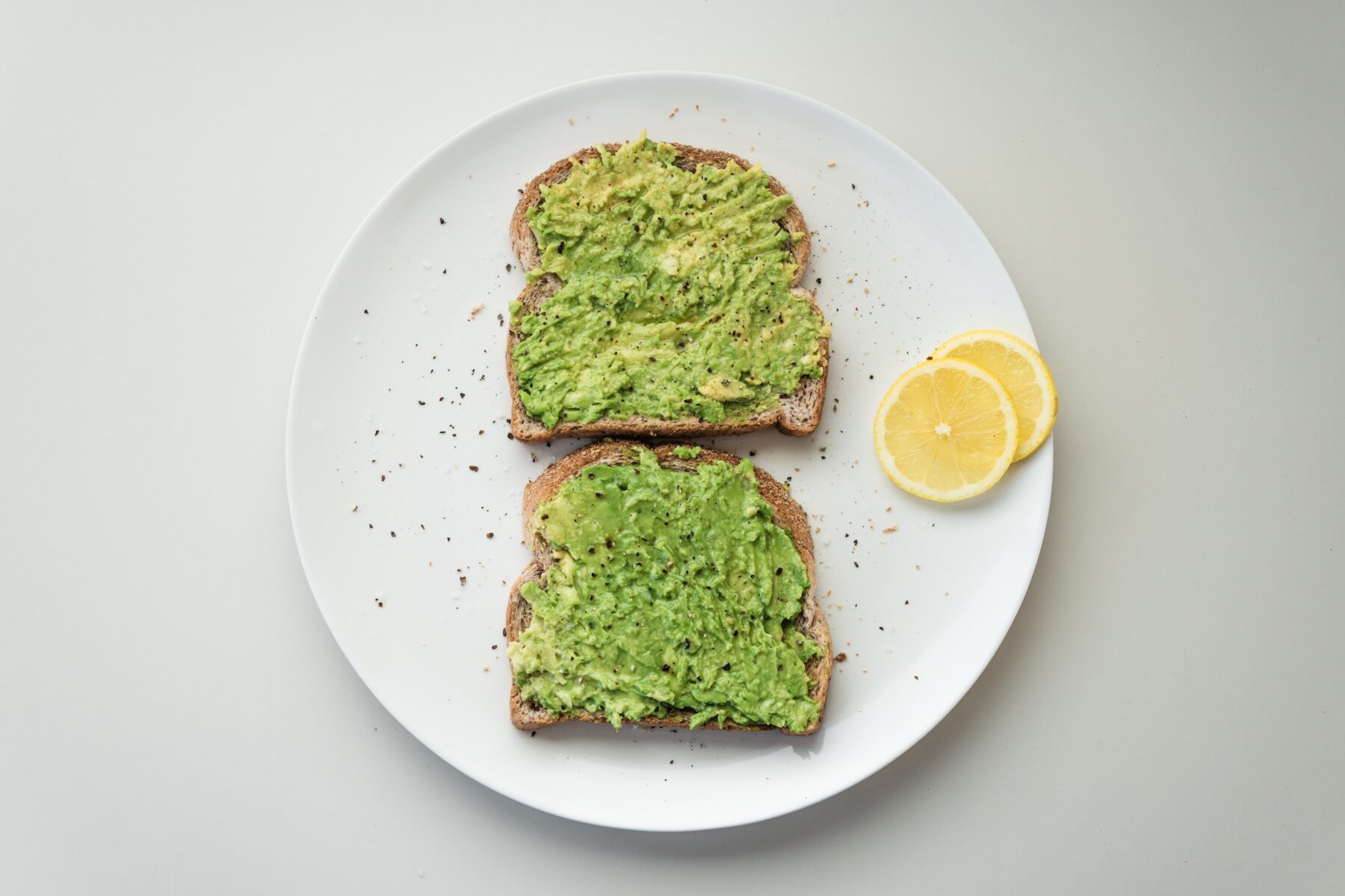 vegan ontbijtjes avocado toast