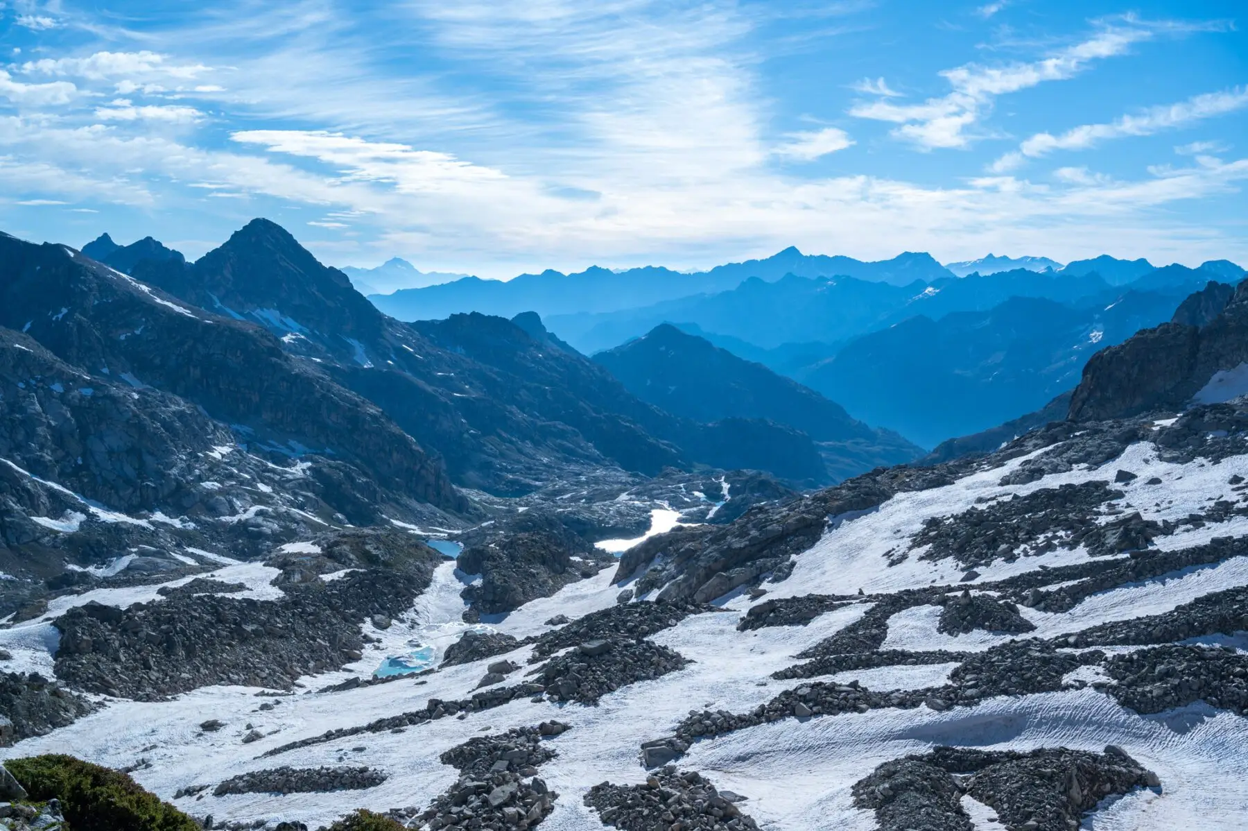 De sneeuwvelden in de hoge Pyreneeën