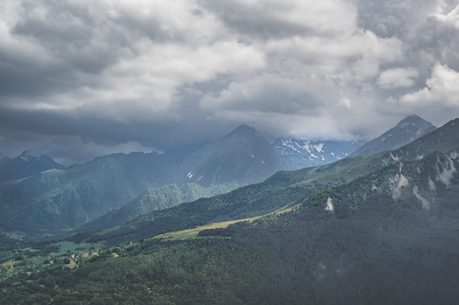 De heftige regenbuien in de Pyreneeën gooien roet in de planning