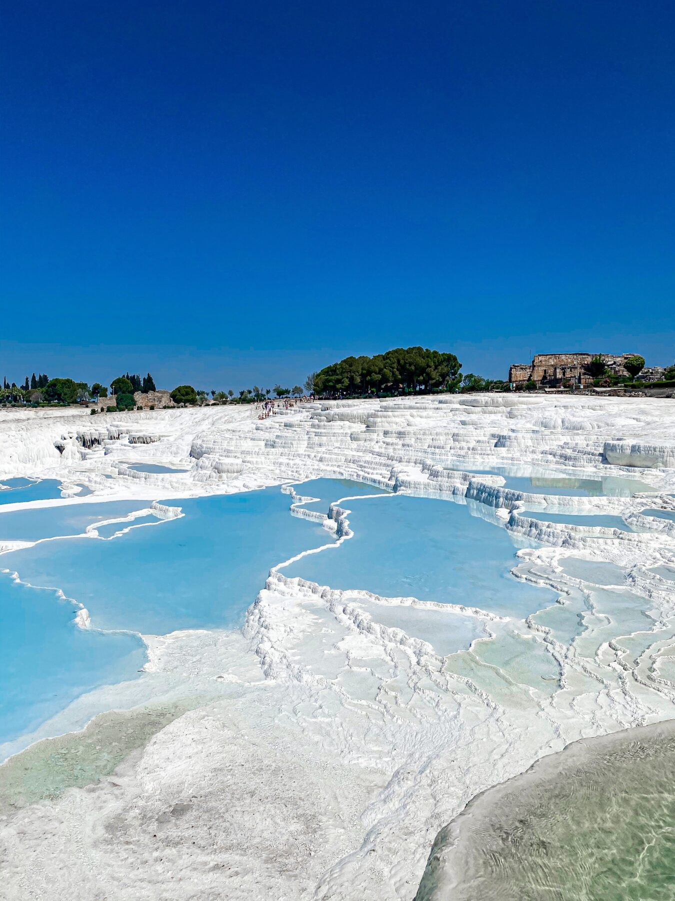 Pamukkale, witte rotsformaties helderblauw water