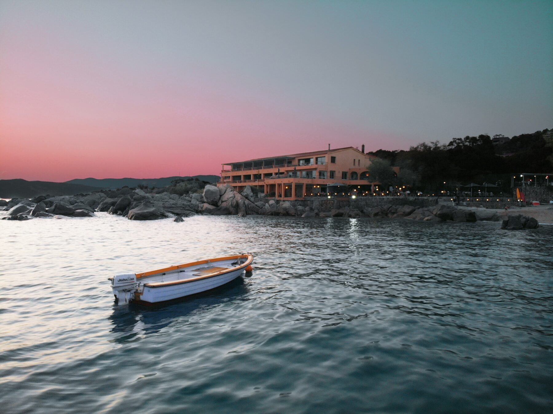 Strand en bootje bij Corsica