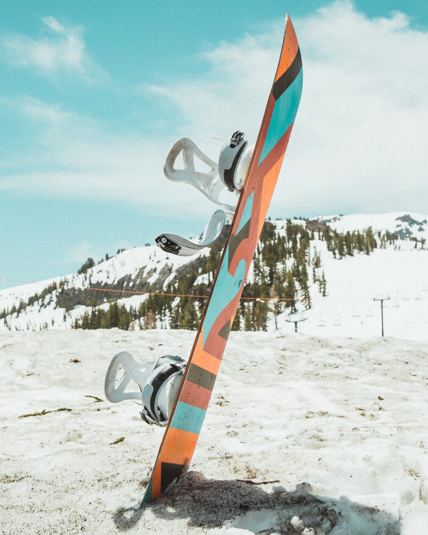 Snowboard staand in sneeuw