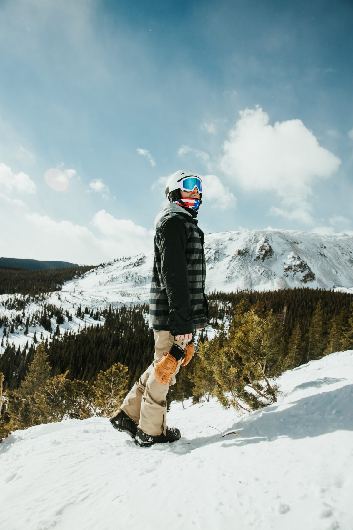 Snowboardkleding man in de sneeuw