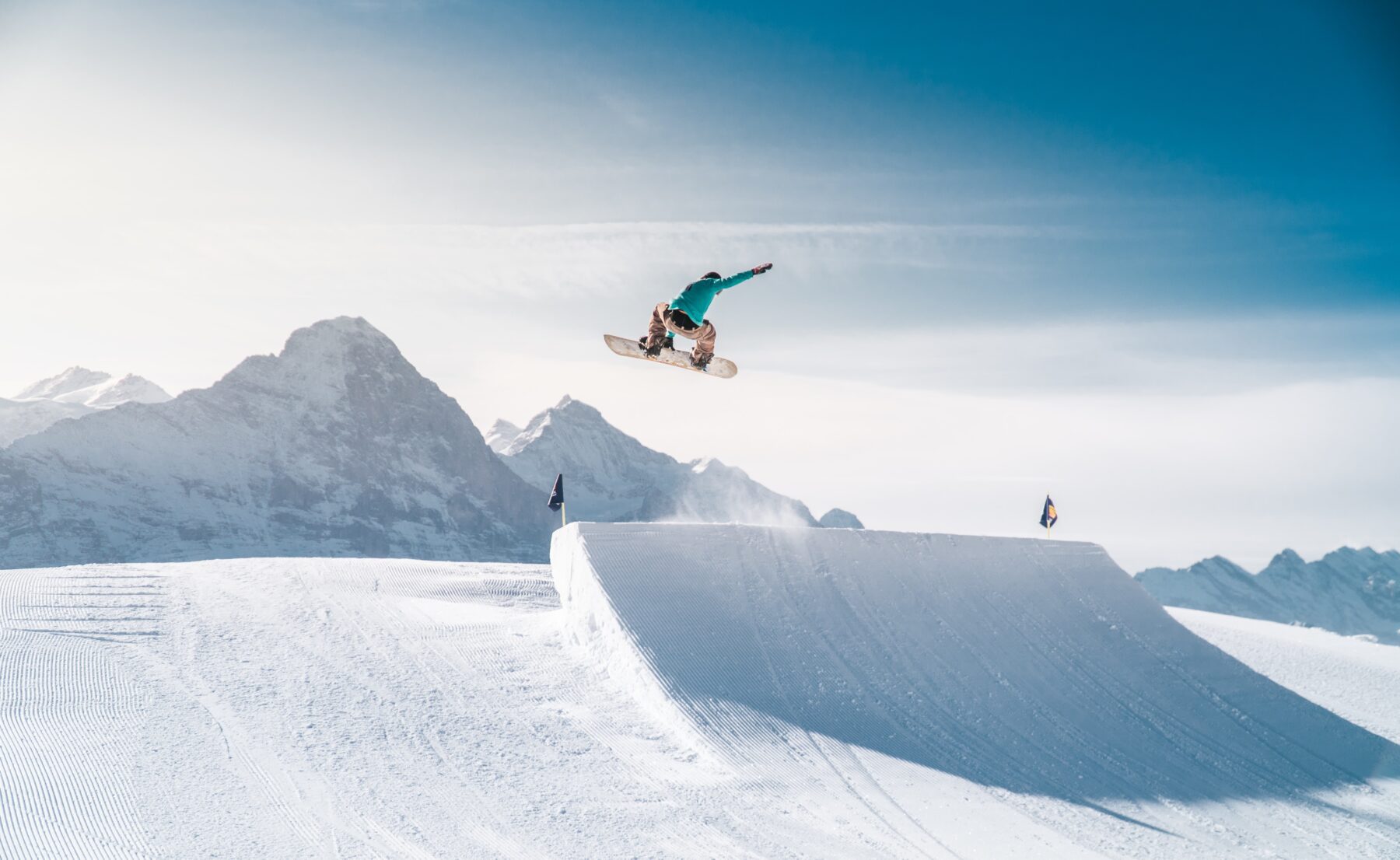 Snowboarder in de lucht