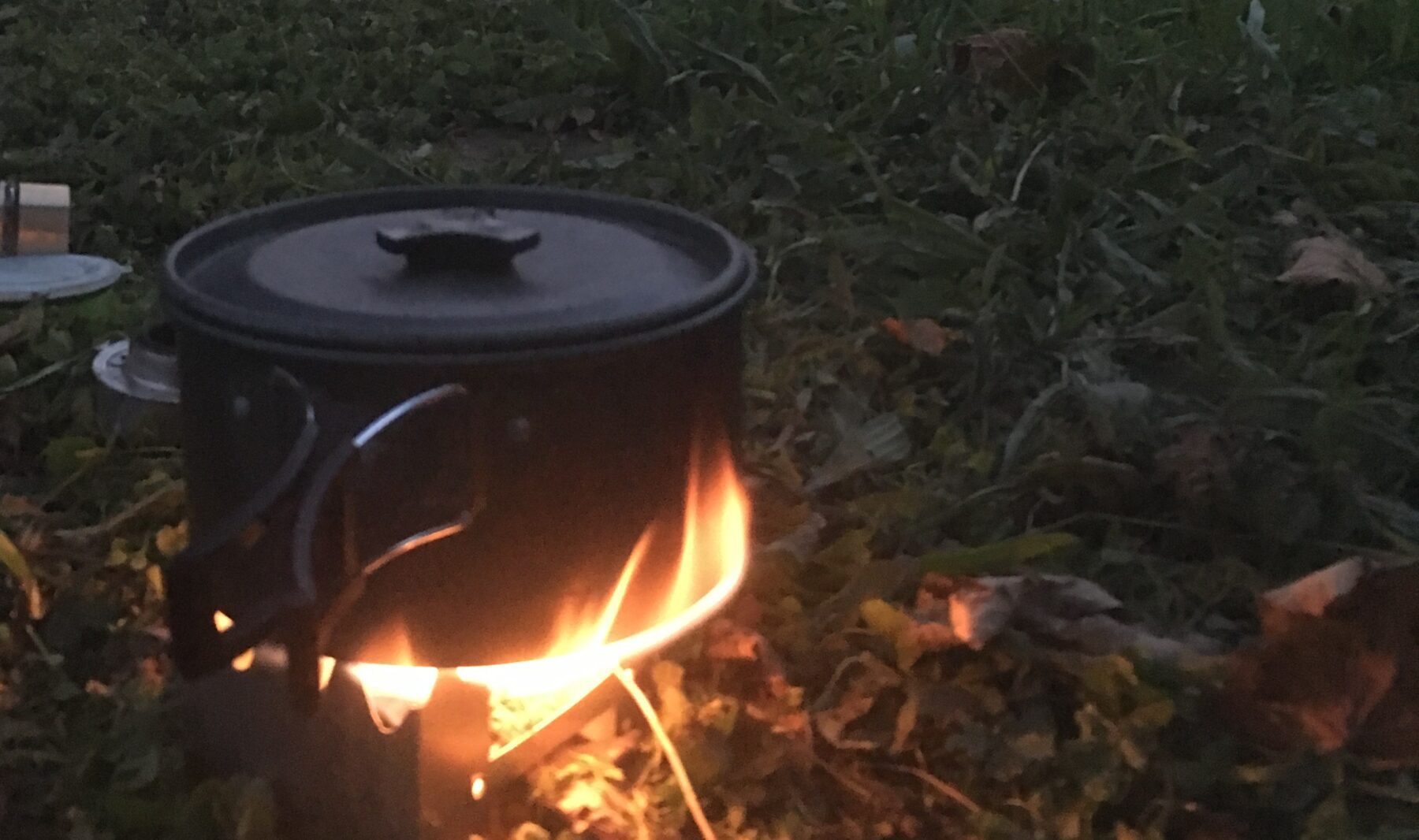 Koken op een spontane trektocht met een pan op een vuurtje