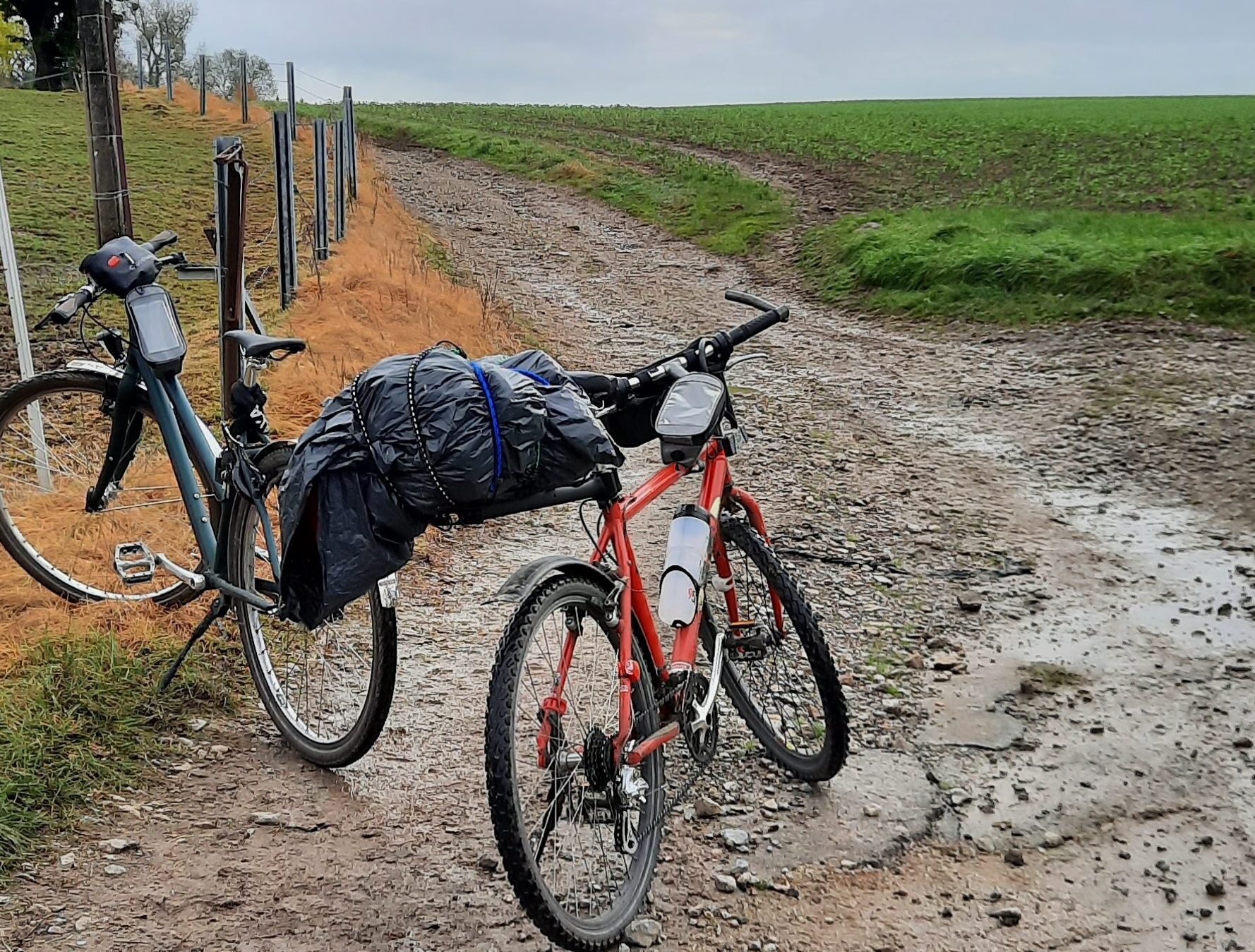 Fietsen bepakt voor een trektocht in het weiland