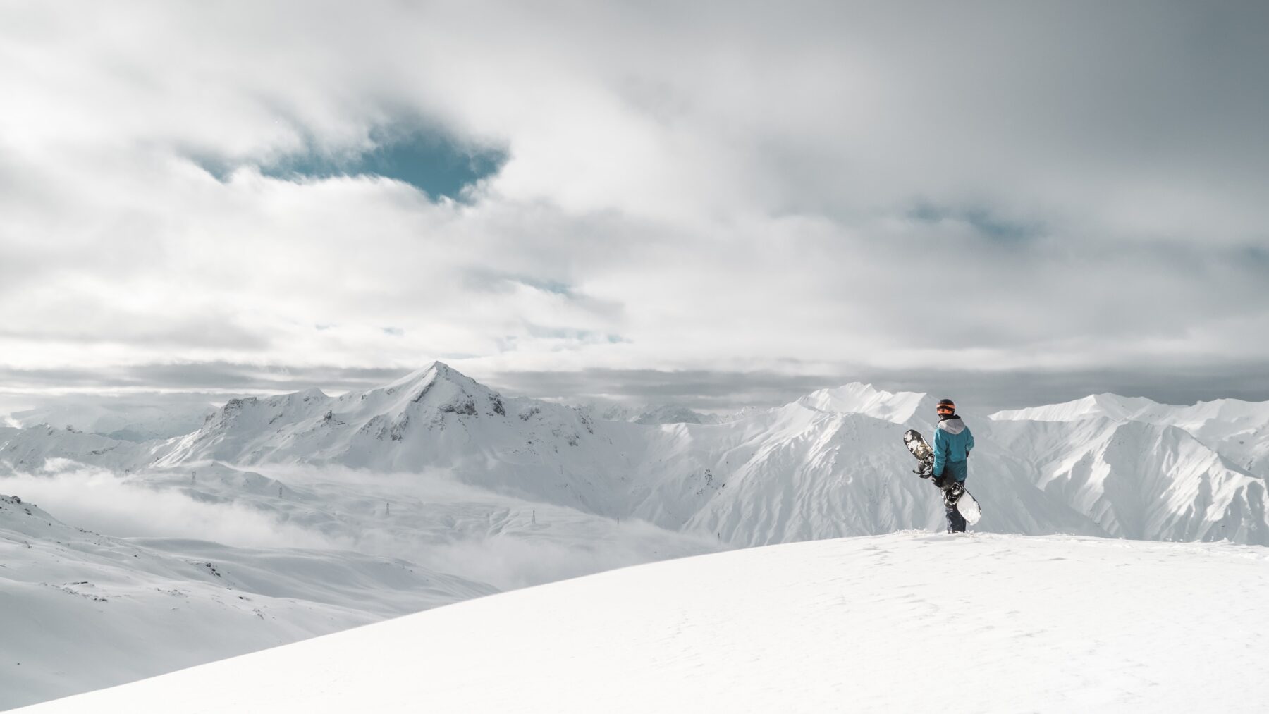 Snowboarder met uitzicht berg