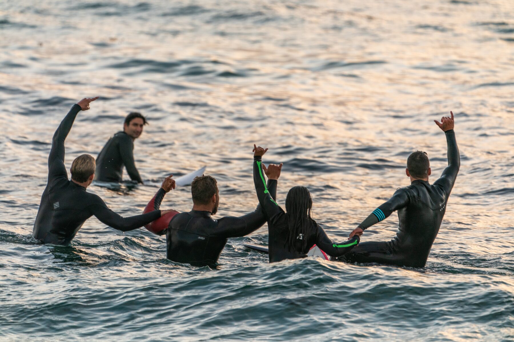mannen op surfplank op zee