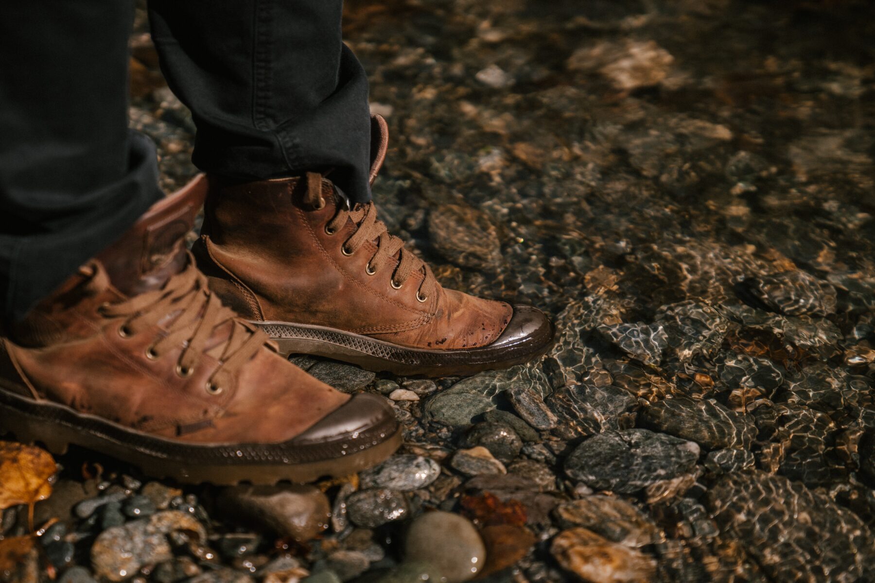 Passende schoenen op pad in een beek