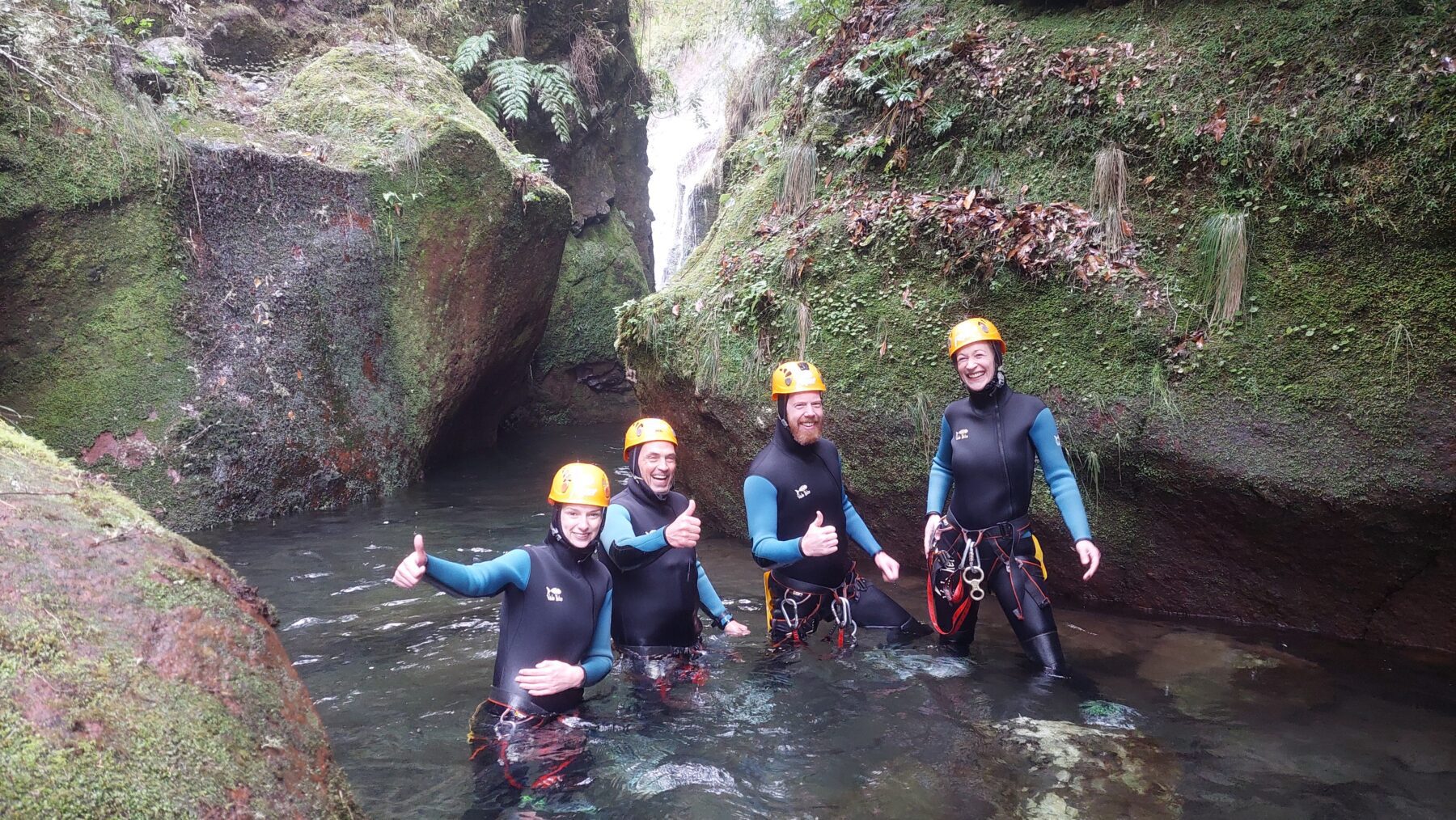 Blije gezichten tijdens canyoning op Madeira.