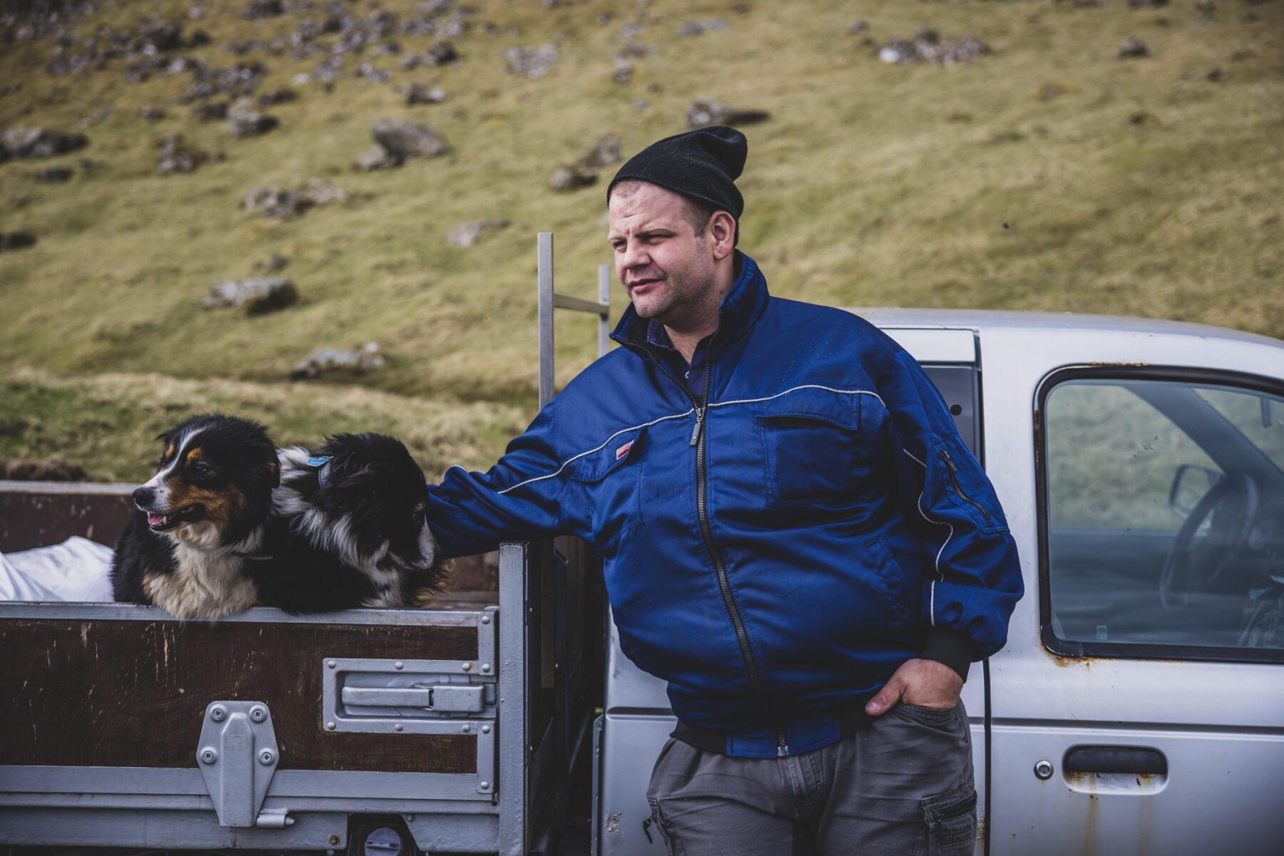 Schapenherder op de Faeröer eilanden