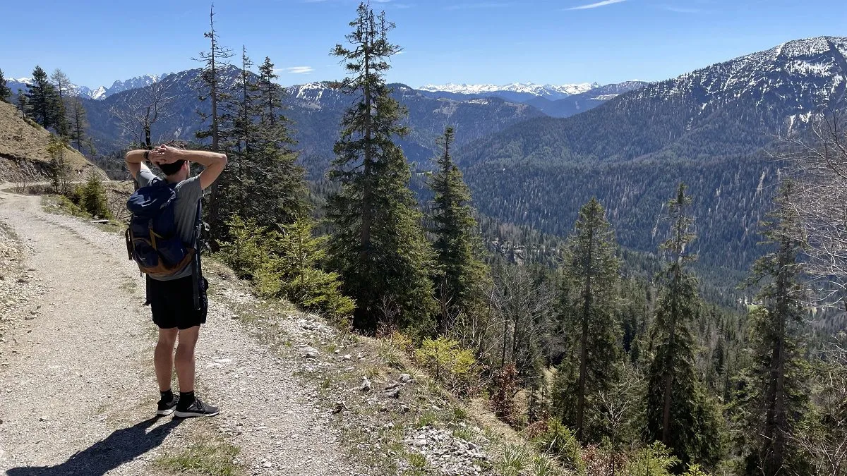 Onze wandeling naar de Soinsee verloopt via de zuidelijke flanken van de Auerspitz, met prachtig uitzicht op de Oostenrijkse Alpen.