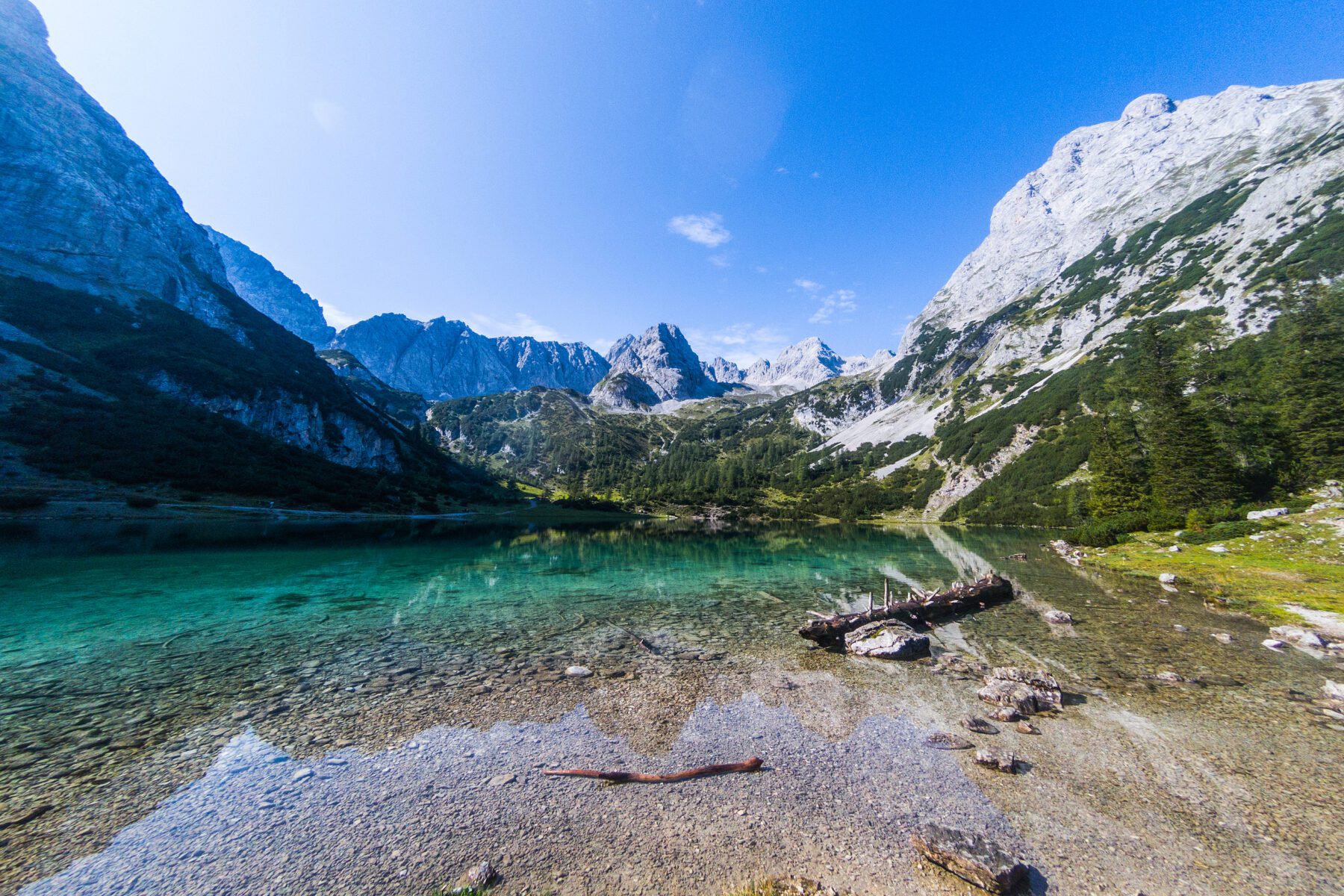 Seebensee met Zugspitze op achtergrond