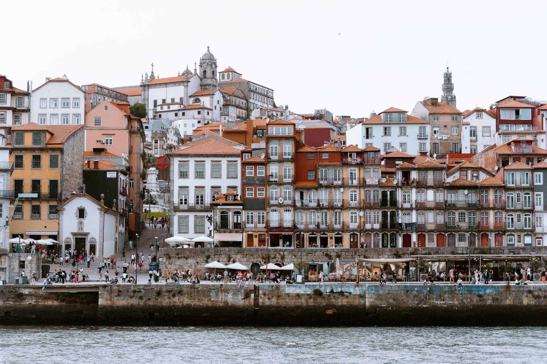 Uitzicht vanaf de Douro in Porto, Portugal