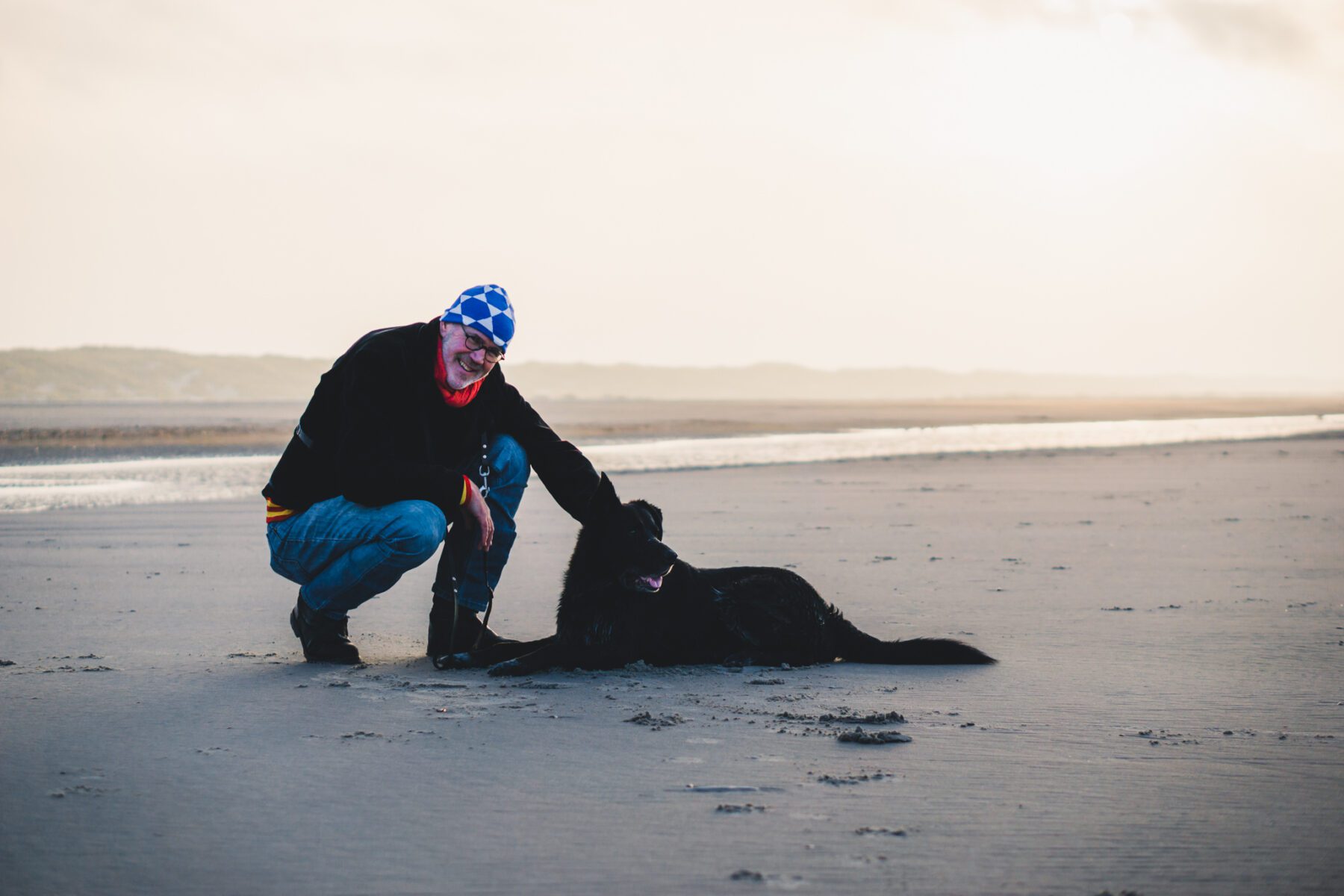 hond loslopen op het strand