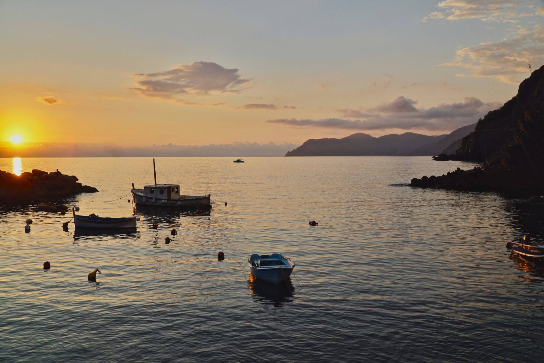 Zonsondergang vanaf de boot in Cinque Terre