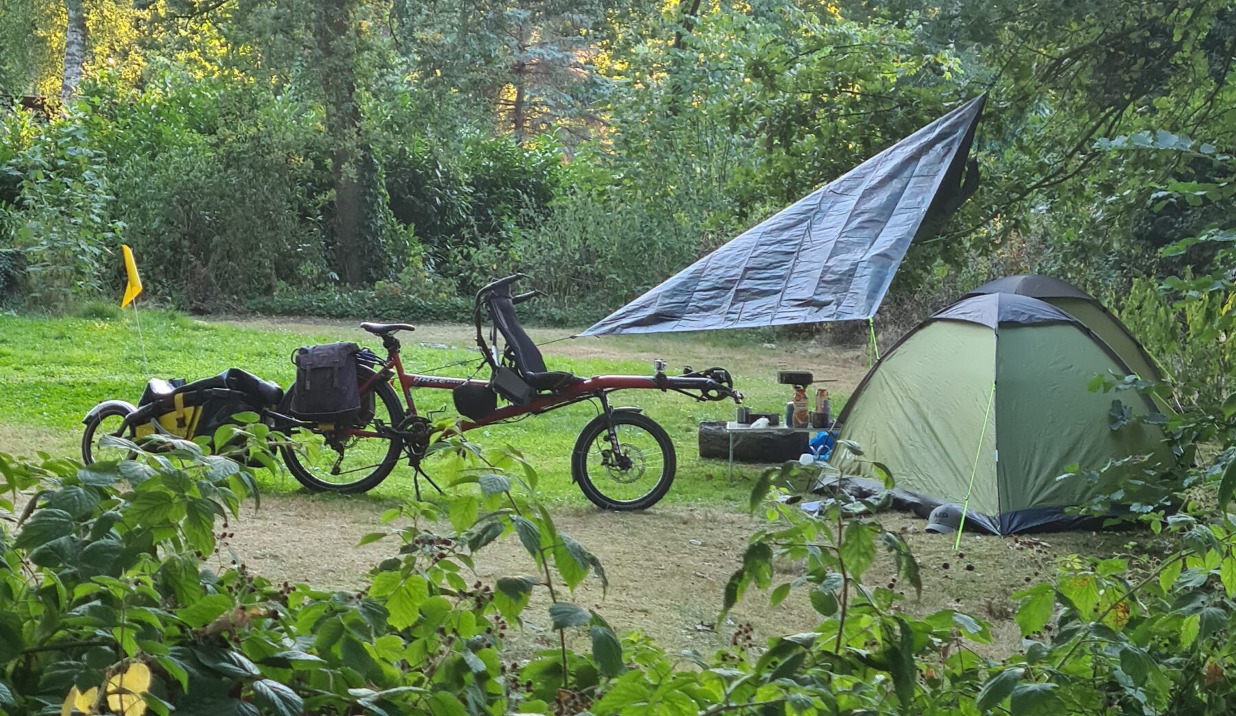 De tandem in het kamp