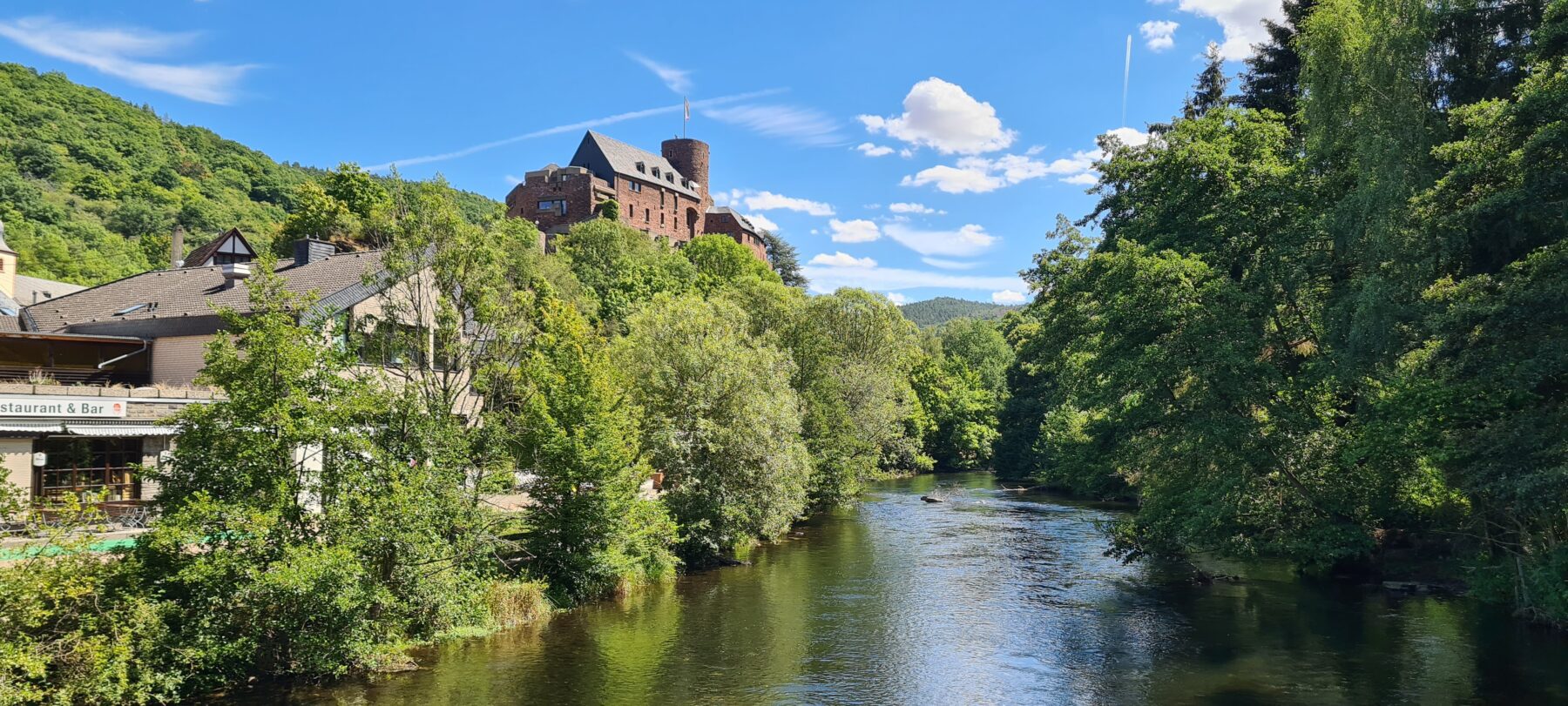 Een kasteel en rivier in de Eifel