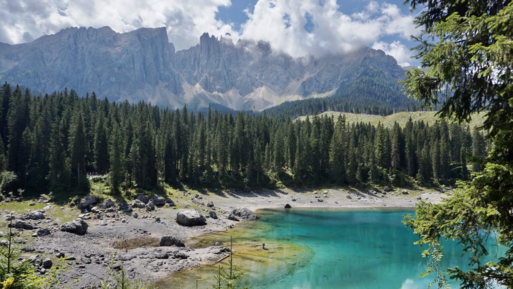 Lago di Carezza in Südtirol buitenlucht