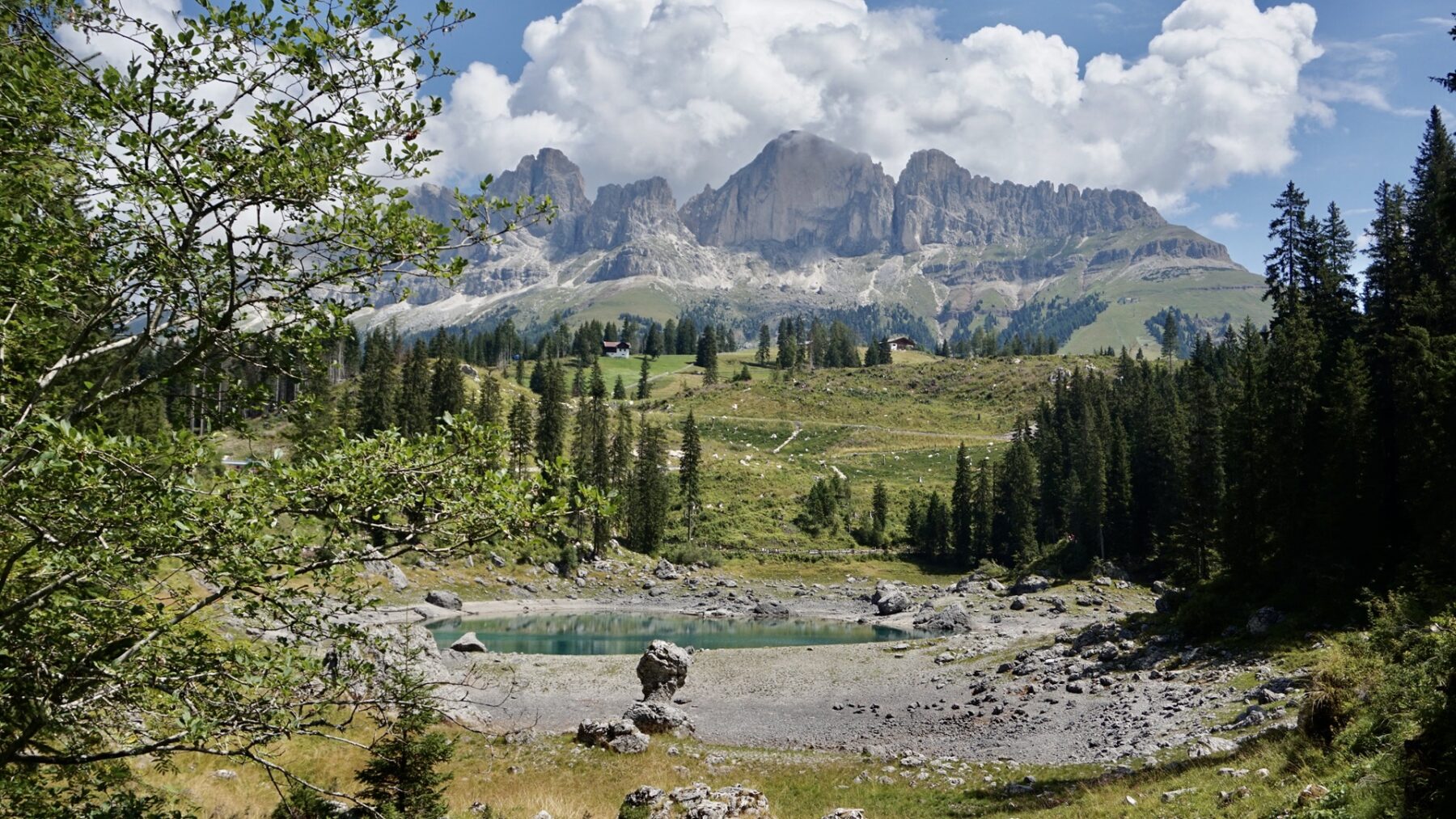 Lago di Carezza in Südtirol buitenlucht