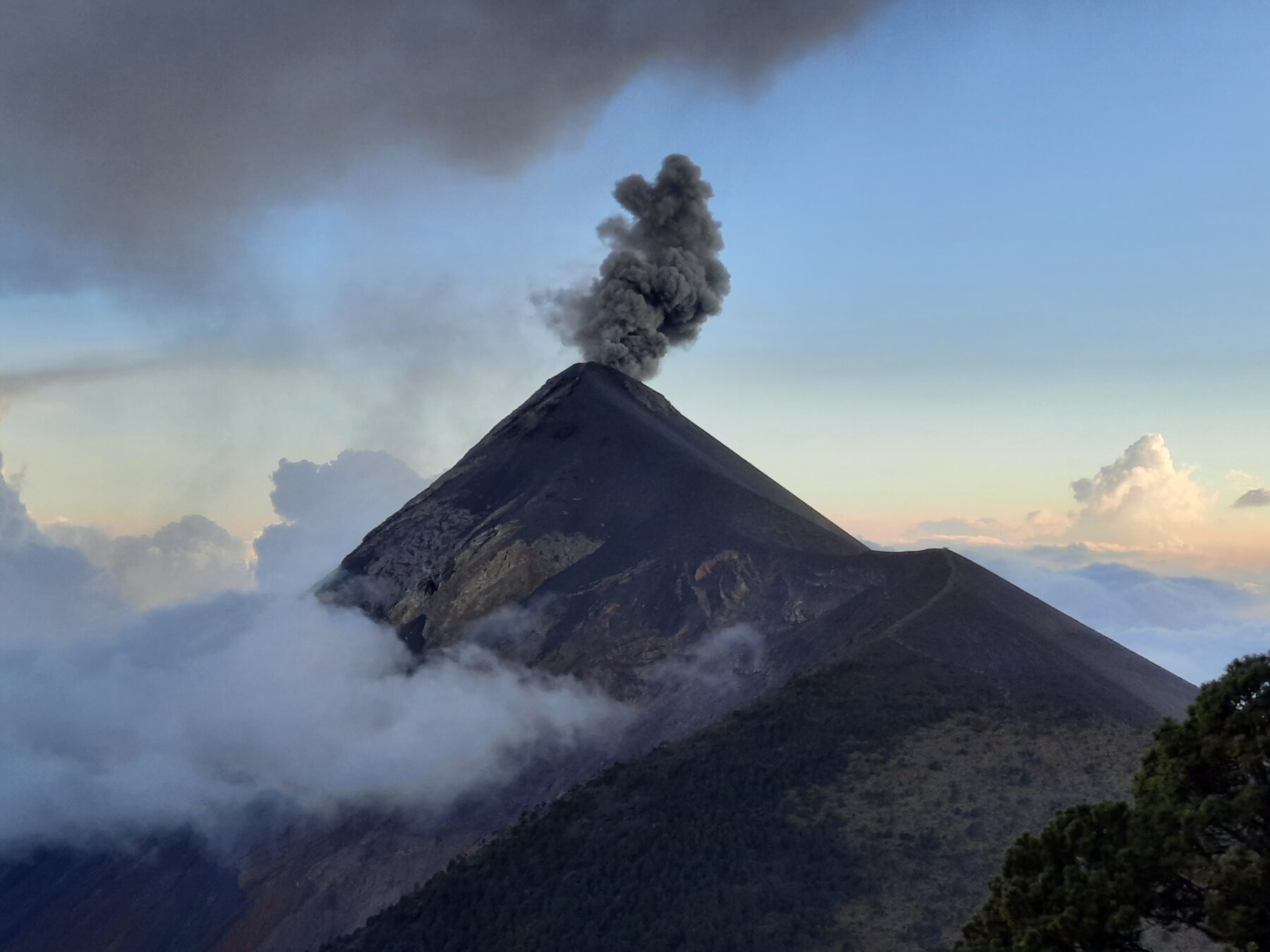 Acatenango - uitzicht op Fuego vulkaan