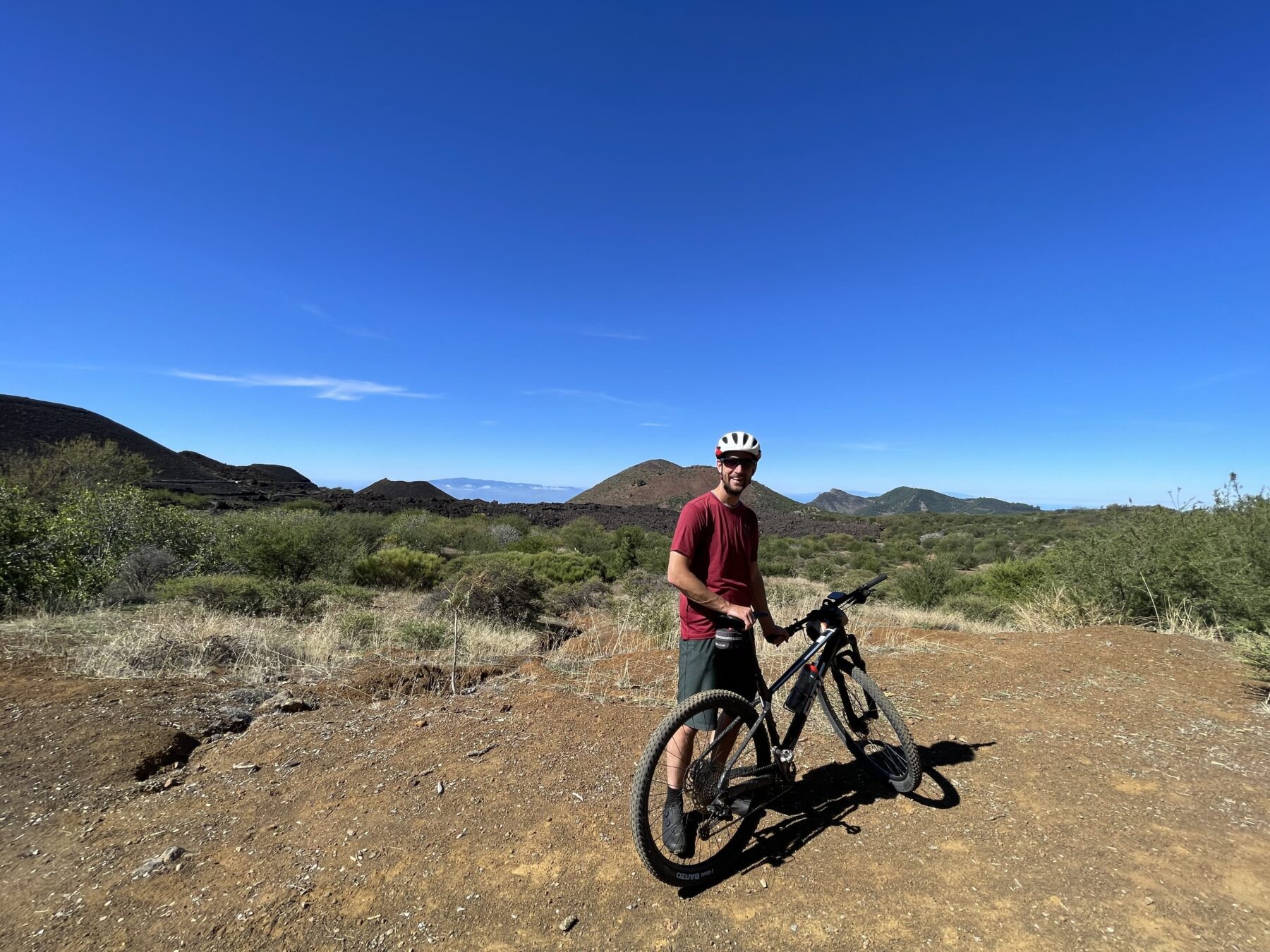 Uitzicht vanaf mountainbike op eilanden La Palma en La Frontera