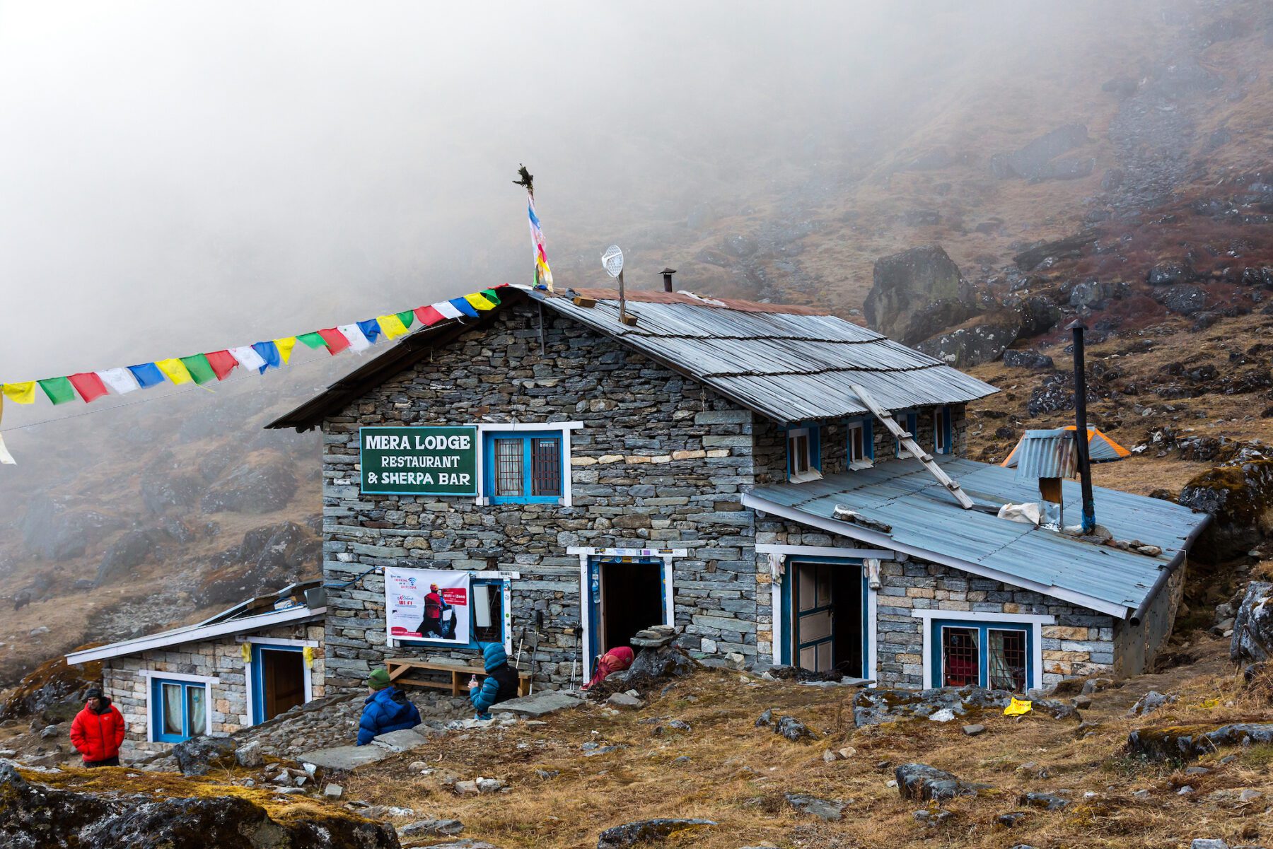 Theehuis en lodge op de route naar de top van Mera Peak