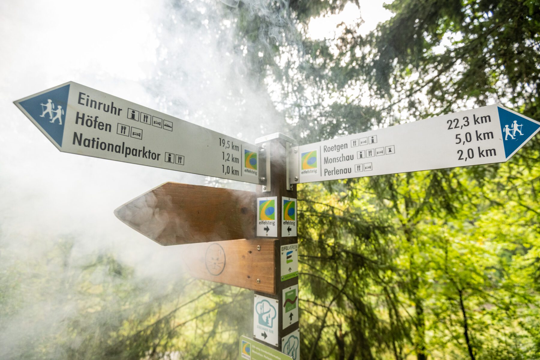 Richtingaanwijzer op de Eifelsteig - Wandeling door de Eifel