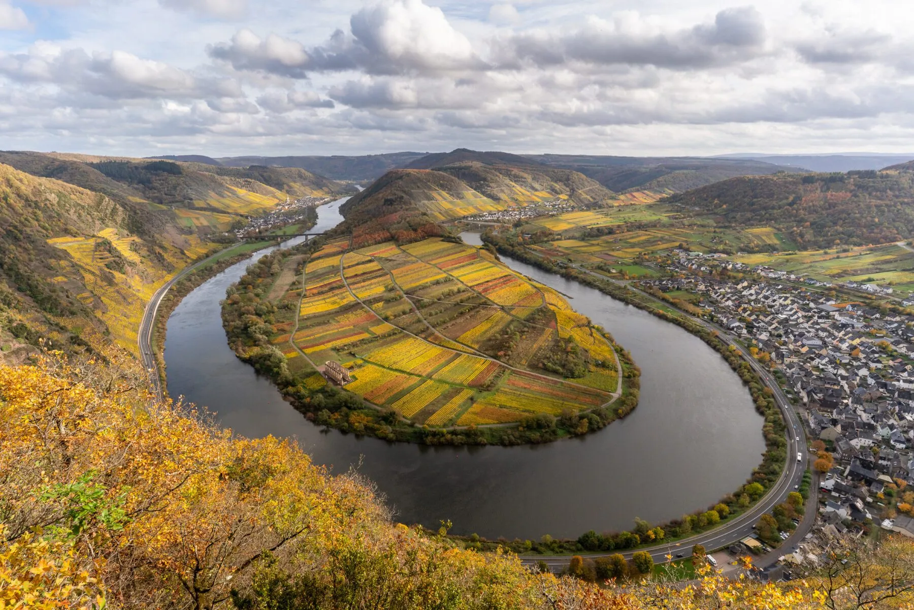 De Moselsteig trail volgt de rivier de Moezel, die bekend staat om zijn prachtig meanderende gedeeltes