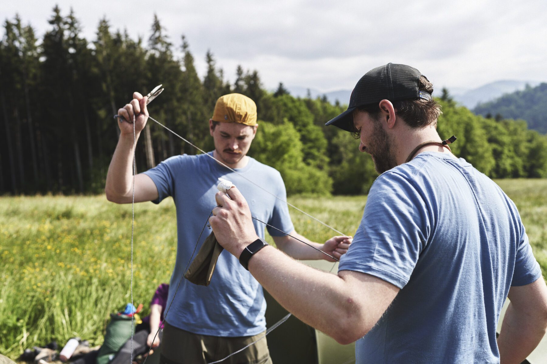 Tent opzetten op trail