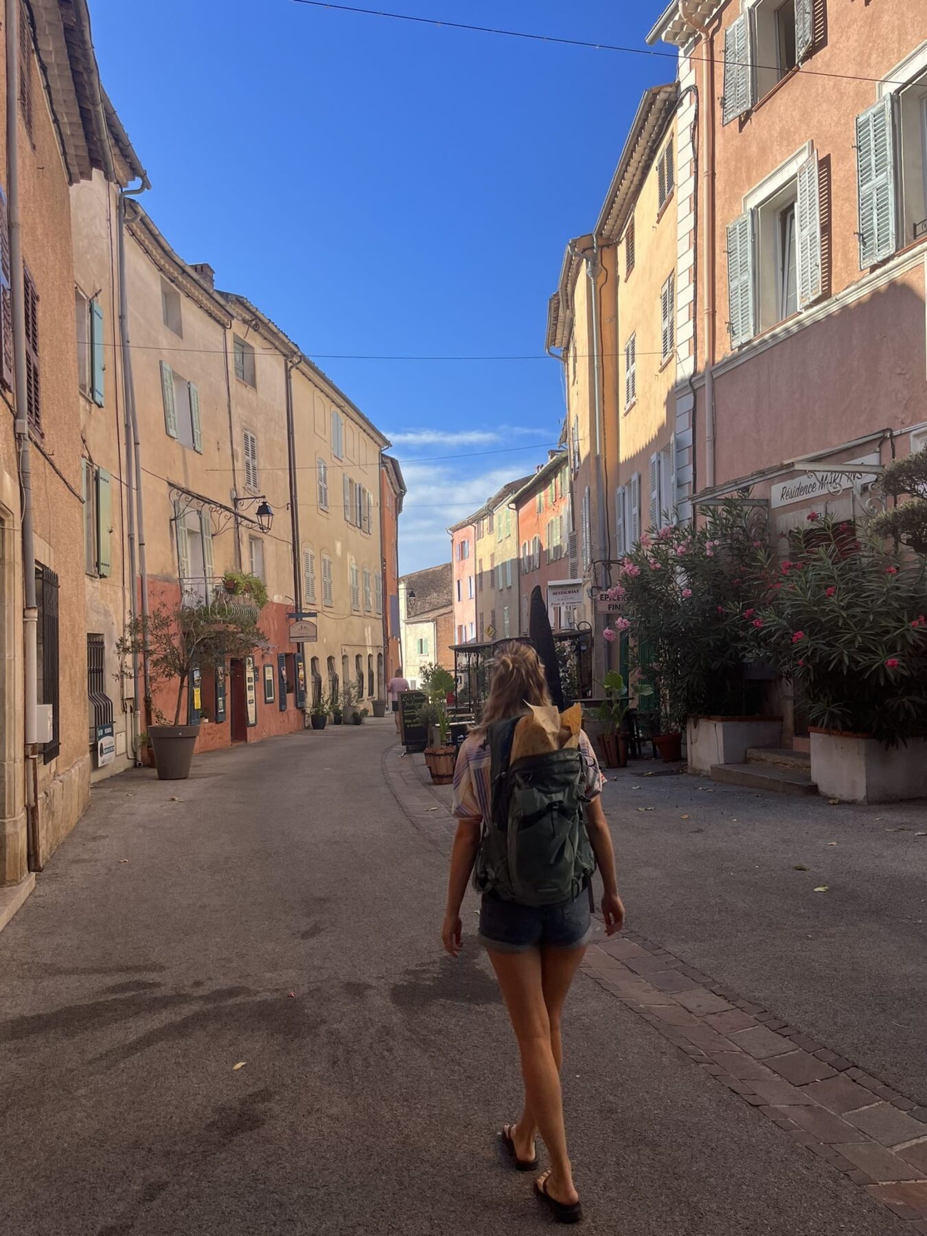 Boodschappen doen in de Provence met de Osprey Mira 22 rugzak. 