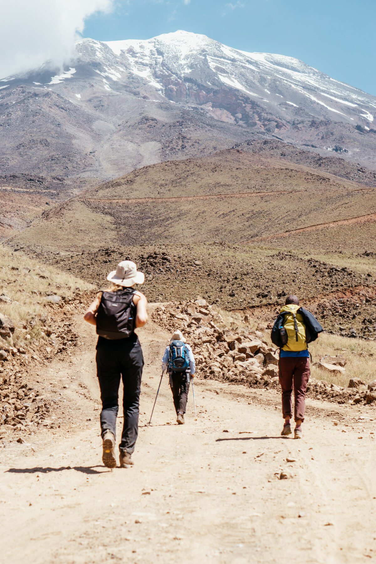 Toch weer even wennen, dat lopen in de bergen, maar het uitzicht op de top van de Ararat maakt veel goed