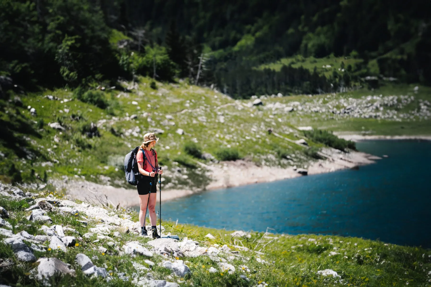 Het meer van Ropojansko Jezero is gevuld als je The Balkan Trail aan het begin van de zomer loopt.