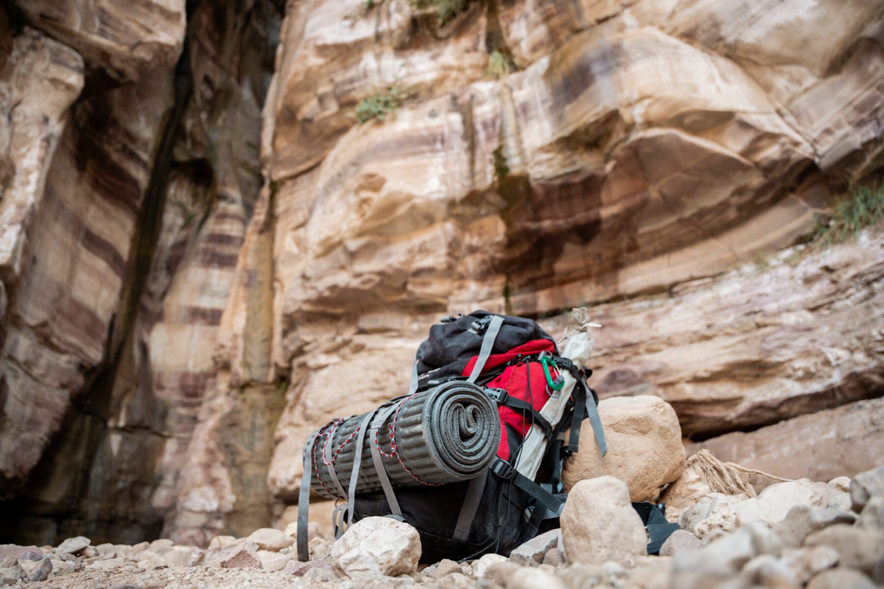 Alle spullen die we nodig hebben voor de tweedaagse trekking in Wadi Hasa dragen we op de rug