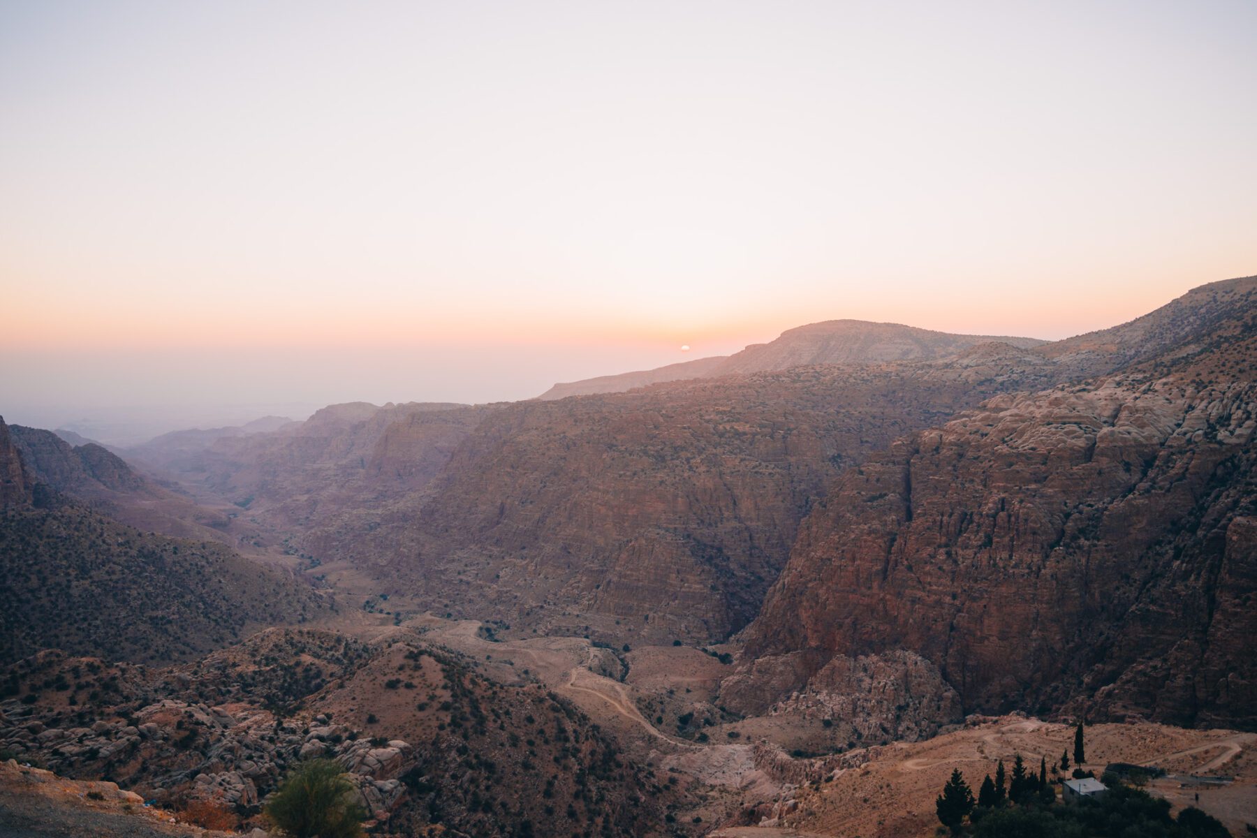 Dana bij zonsondergang. De start van de mooiste sectie van de Jordan Trail